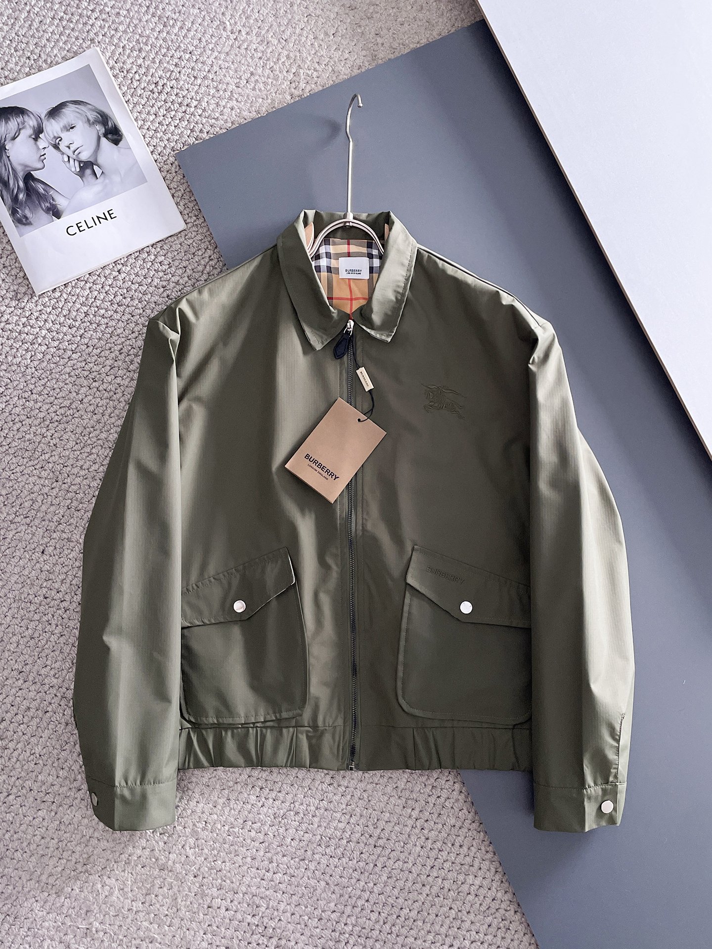 NO:511300,Burberry's 2025 autumn new jacket jacket, the new product on the show is perfect, comfortable and warm, the three-standard complete colors and full and attractive, and the very outstanding design easily advances the sense of fashion, the workmanship is extremely exquisite and rigorous, and the wiring is neat and meticulous!  A masterpiece of a big-name designer!  The upper body doesn't look bloated and super handsome!  Spot code M ~ XXXL,,burberry,jackets & coats,jackets & coats,alexander wang19860909巴宝莉 2025秋季新款夹克外套,秀场新品品相非常完美,舒适保暖,三标齐全色泽饱满诱人,非常出彩的设计,轻松将时髦感进阶,做工极为考究严谨,走线工整细致！大牌设计师巨作！上身不显臃肿、超级帅气！现货码数M ～ XXXL,,burberry,jackets & coats,jackets & coats,alexander wang,Men's clothing