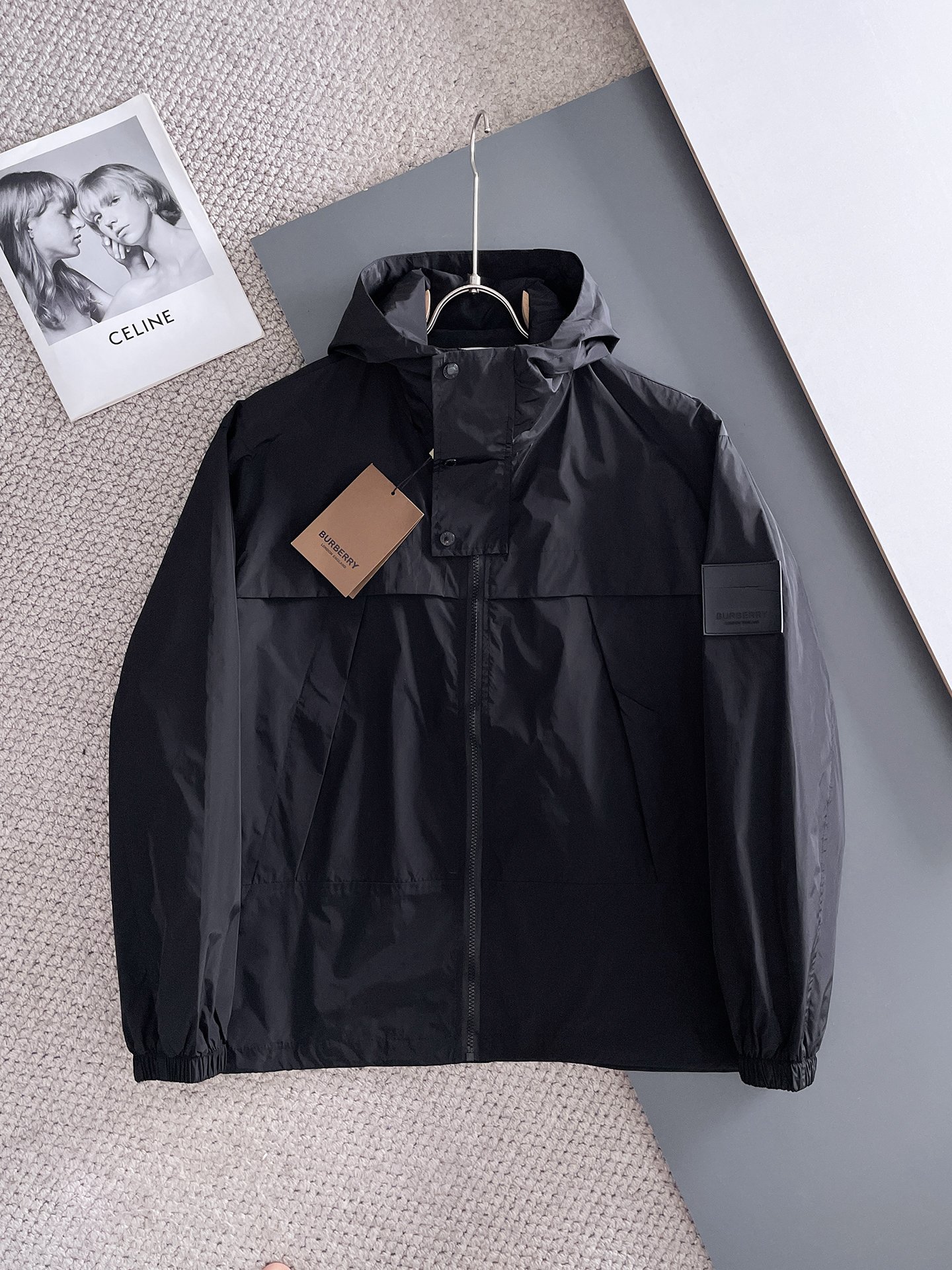 NO:511290,Burberry's 2025 autumn new jacket jacket, the new product on the show is perfect, comfortable and warm, the three-standard complete colors and full and attractive, and the very outstanding design easily advances the sense of fashion, the workmanship is extremely exquisite and rigorous, and the wiring is neat and meticulous!  A masterpiece of a big-name designer!  The upper body doesn't look bloated and super handsome!  Spot code M ~ XXXL,,burberry,jackets & coats,jackets & coats,alexander wang19860909巴宝莉 2025秋季新款夹克外套,秀场新品品相非常完美,舒适保暖,三标齐全色泽饱满诱人,非常出彩的设计,轻松将时髦感进阶,做工极为考究严谨,走线工整细致！大牌设计师巨作！上身不显臃肿、超级帅气！现货码数M ～ XXXL,,burberry,jackets & coats,jackets & coats,alexander wang,Men's clothing