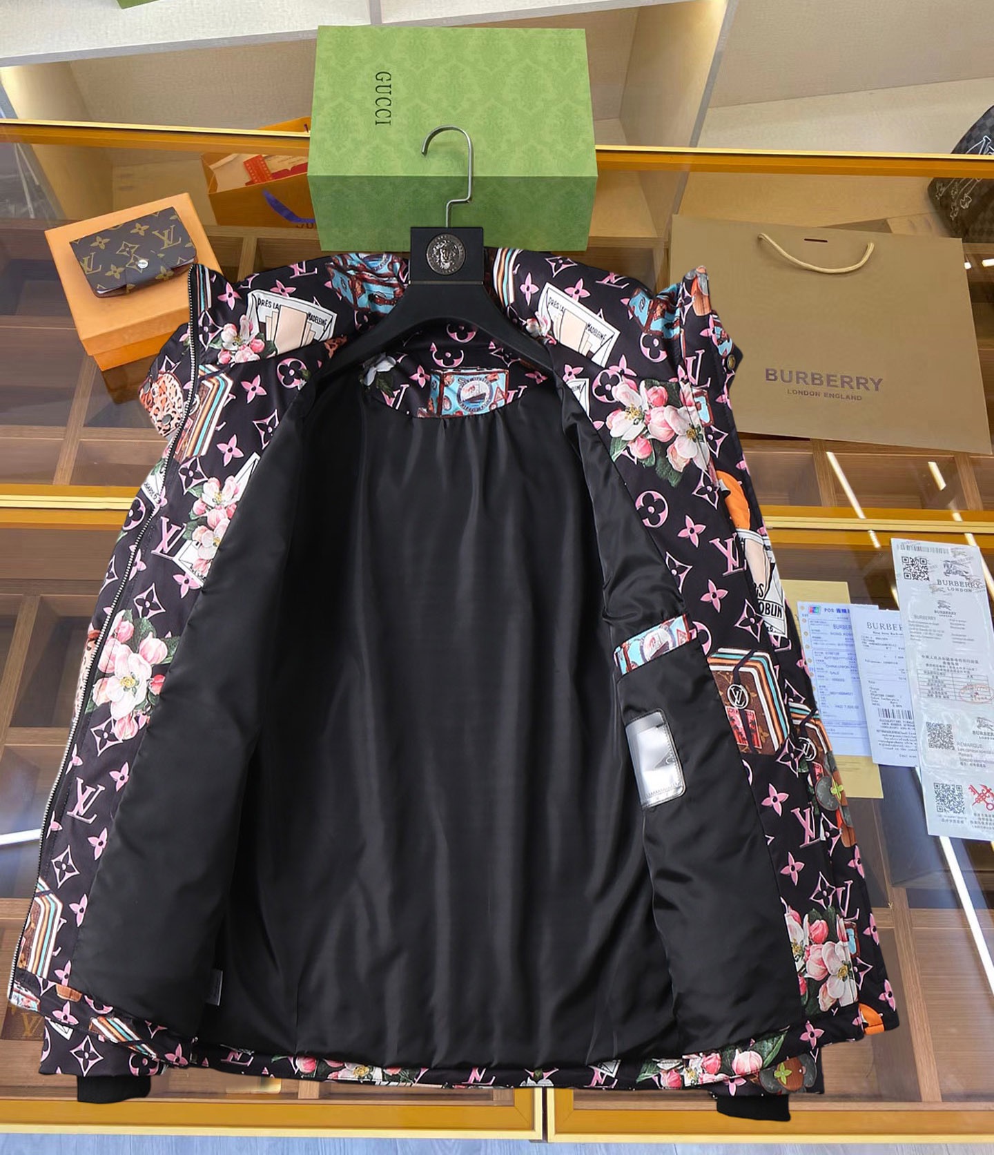 LV2024秋冬新款羽绒服这款号称羽绒服届最贵的全部90绒的带着经典的Logo组合搭配第一眼看到就是满满