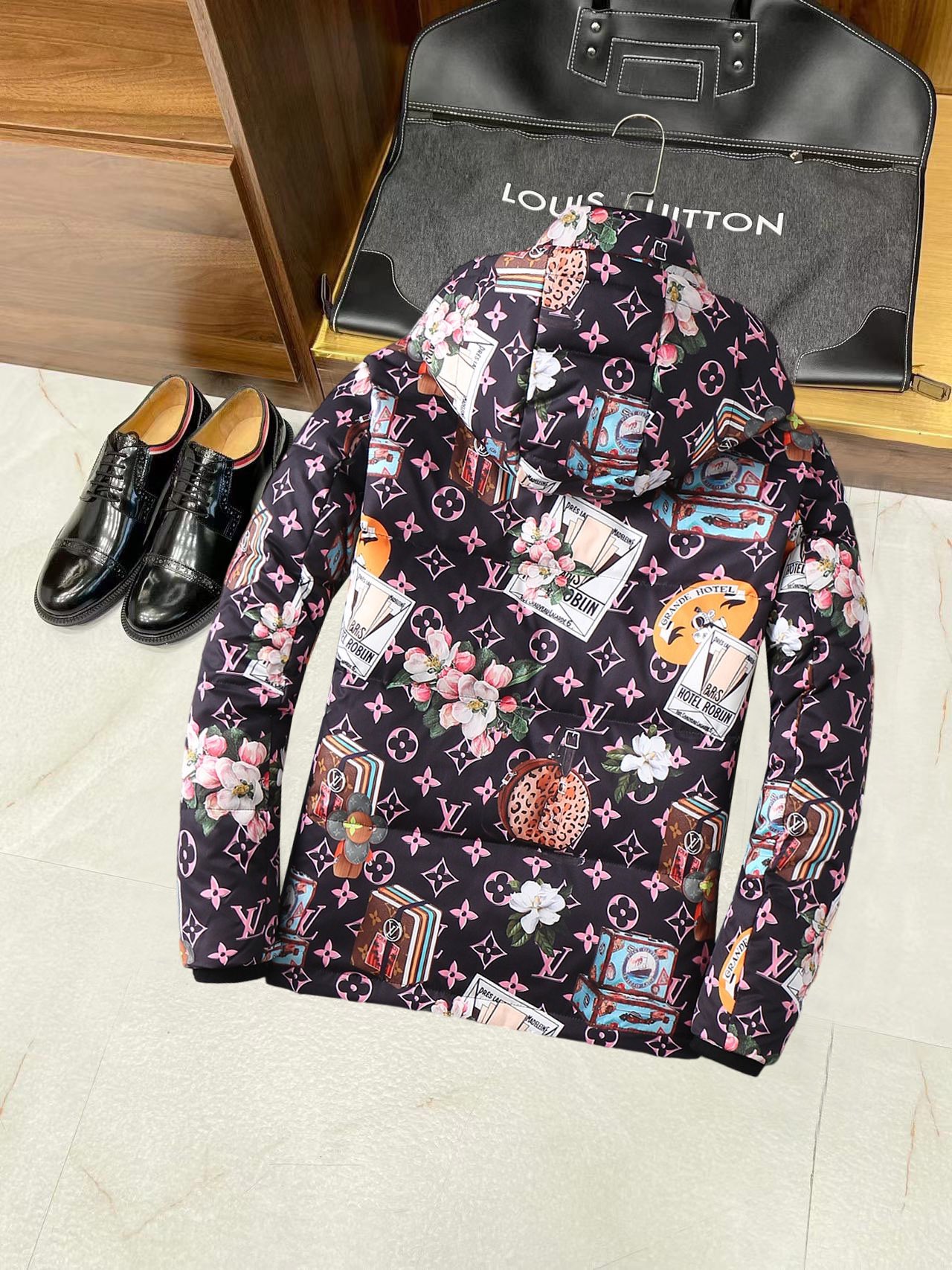 LV2024秋冬新款羽绒服这款号称羽绒服届最贵的全部90绒的带着经典的Logo组合搭配第一眼看到就是满满