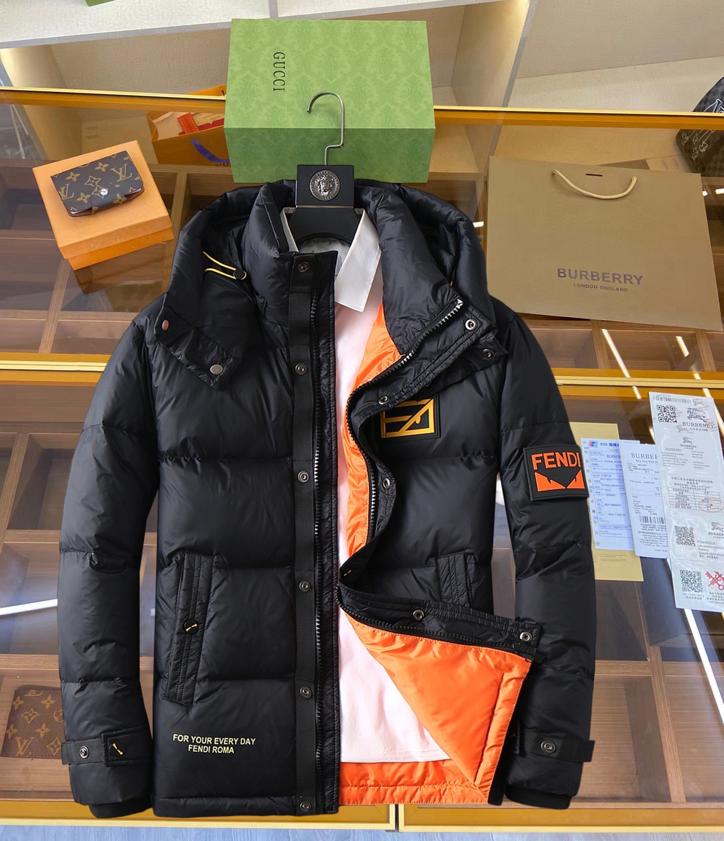 NO:711939,Supporting exchange after the end of the year, Fendi's new 2025 autumn and winter down jacket. This is known as the most expensive down jacket in the world, all 90 down. With a classic logo combination, it is full of visual impact at first sight. It has better thermal insulation performance, is light and not heavy, and has good loft recovery after compression, and it can gather heat and lock in temperature!  Personalized color matching design, fresh and energetic!  There are too many versions circulating in the market. In addition to the different fabrics and workmanship, the biggest difference is that the filling is not goose down at all but feather silk or velvet, etc., and it is not easy to distinguish for those who don’t understand. In addition, the fabrics and workmanship are definitely not of the same level. In short, look for us and you will never go astray. All the exclusive full colors are purchased from genuine development. If you understand the quality of our down jackets, you can safely recommend it with your eyes closed. The three standards are complete!  Uniform series for men and women!  Size M-3XL. Maximum wear capacity is 200 pounds, fendi, down jacket,19860909支持年后退换, 芬迪 2025秋冬新款羽绒服.这款号称羽绒服届最贵的,全部90绒的.带着经典的Logo组合搭配,第一眼看到就是满满的视觉冲击,保暖性能更出色,轻便不厚重,且压缩后的蓬松度恢复性好,聚热锁温！个性的拼色设计,清新有活力！市面流通的版本实在太多了,除了面料做工不同外,最大的区别就是填充物根本不是鹅绒而是羽丝或手感绒等等,而不懂的根本不容易区分.另外面料和做工也绝对不是一个级别,总之认准我们,让你绝对不跑偏,独家全色全部购入正版开发,懂我们家羽绒服质量的,完全可以放心闭眼推.三标齐全！男女同款系列！码数M-3XL.最大穿到200斤,,fendi,down jacket,,Men's clothing