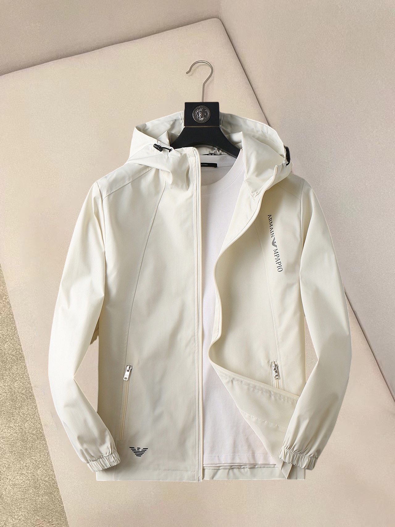 NO:132261,Armani Spring 2025 new jacket jacket, the new product on the show is perfect, comfortable and warm, the three-standard complete colors and full and attractive, and the very outstanding design easily advances the sense of fashion, the workmanship is extremely exquisite and rigorous, and the wiring is neat and meticulous!  A masterpiece of a big-name designer!  The upper body doesn't look bloated and super handsome!  Spot code M ~ XXXL,,armani,jackets & coats,jackets & coats,alexander wang19860909阿玛尼 2025春季新款夹克外套,秀场新品品相非常完美,舒适保暖,三标齐全色泽饱满诱人,非常出彩的设计,轻松将时髦感进阶,做工极为考究严谨,走线工整细致！大牌设计师巨作！上身不显臃肿、超级帅气！现货码数M ～ XXXL,,armani,jackets & coats,jackets & coats,alexander wang,Men's clothing