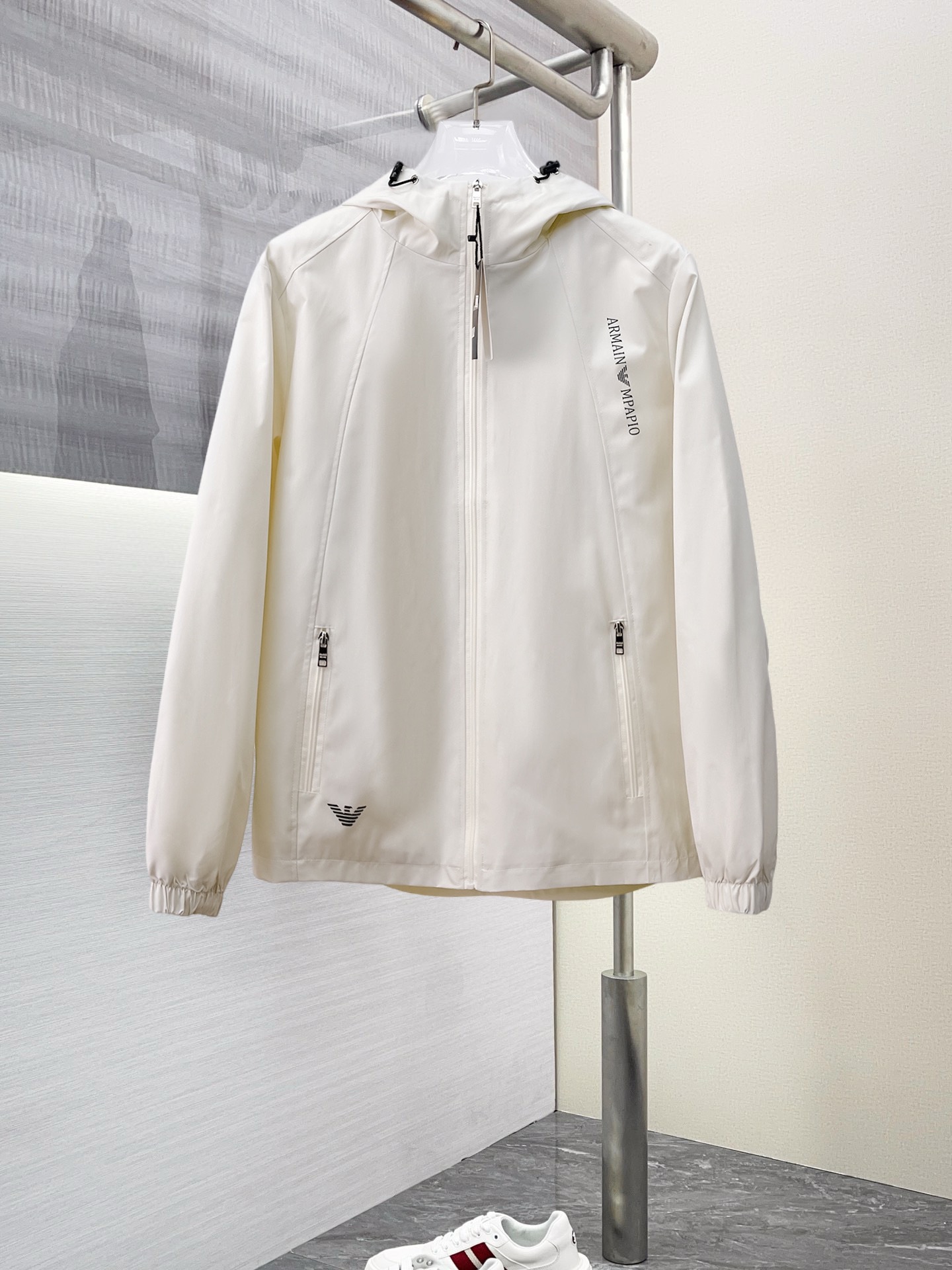 NO:125811,Armani's new jacket jacket in the spring of 2025, the new product on the show is perfect, comfortable and warm, the three standards are complete in color and full and attractive, and the very outstanding design easily advances the sense of fashion. The workmanship is extremely exquisite and rigorous, and the wiring is neat and meticulous!  A masterpiece of a big-name designer!  The upper body doesn't look bloated and super handsome!  Spot code M ~ XXXL,,armani,jackets & coats,jackets & coats,alexander wang19860909阿玛尼 2025开春新款夹克外套,秀场新品品相非常完美,舒适保暖,三标齐全色泽饱满诱人,非常出彩的设计,轻松将时髦感进阶,做工极为考究严谨,走线工整细致！大牌设计师巨作！上身不显臃肿、超级帅气！现货码数M ～ XXXL,,armani,jackets & coats,jackets & coats,alexander wang,Men's clothing