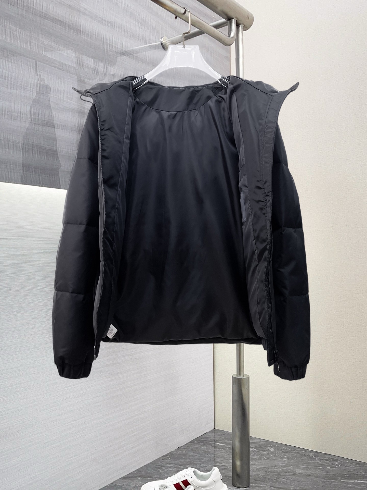 , 普拉达 秋冬新款羽绒服。这款号称羽绒服届最贵的,带着经典的Logo组合搭配,第一眼看到就是满满的视觉