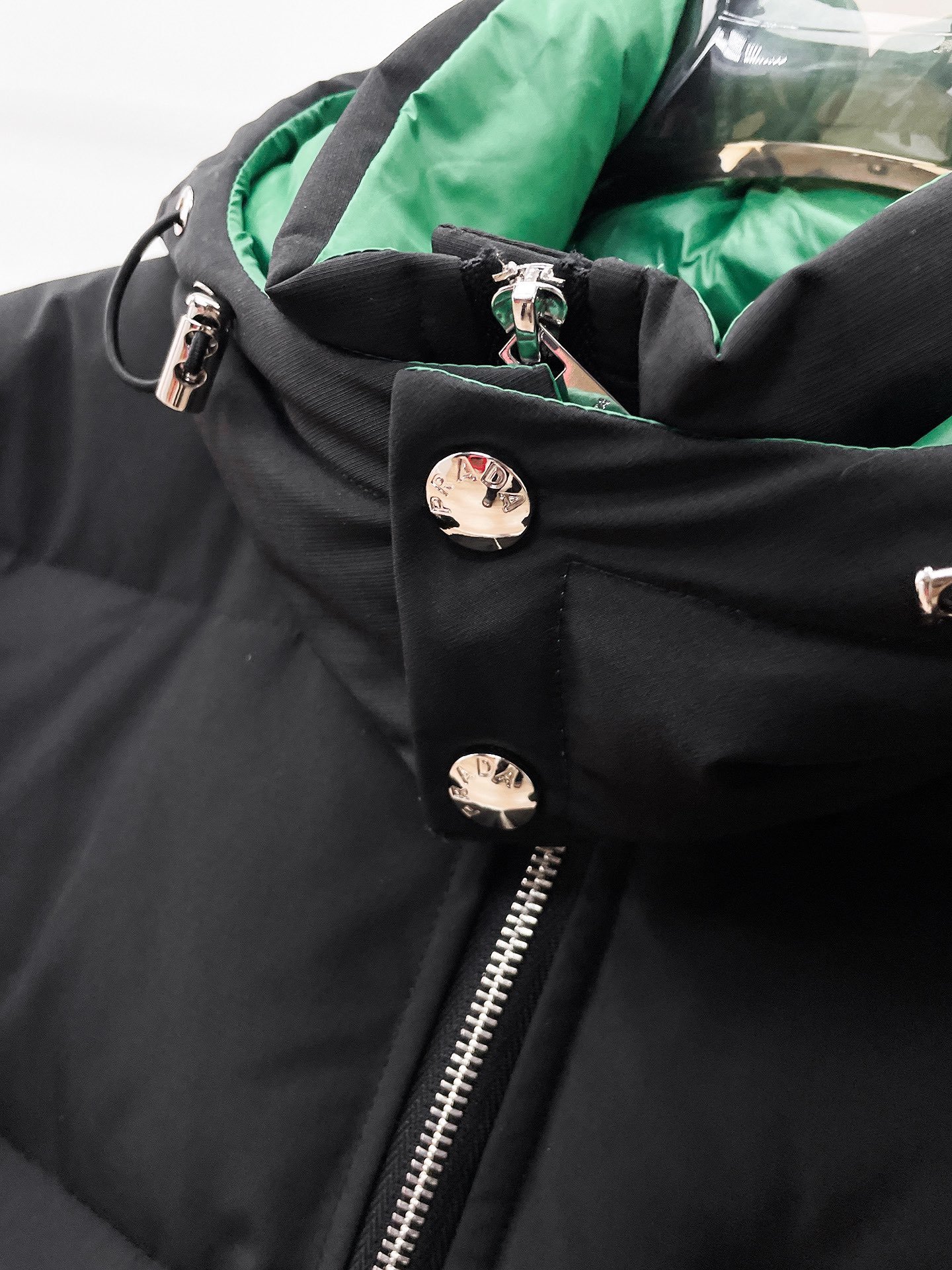 , 普拉达 秋冬新款羽绒服。这款号称羽绒服届最贵的,带着经典的Logo组合搭配,第一眼看到就是满满的视觉