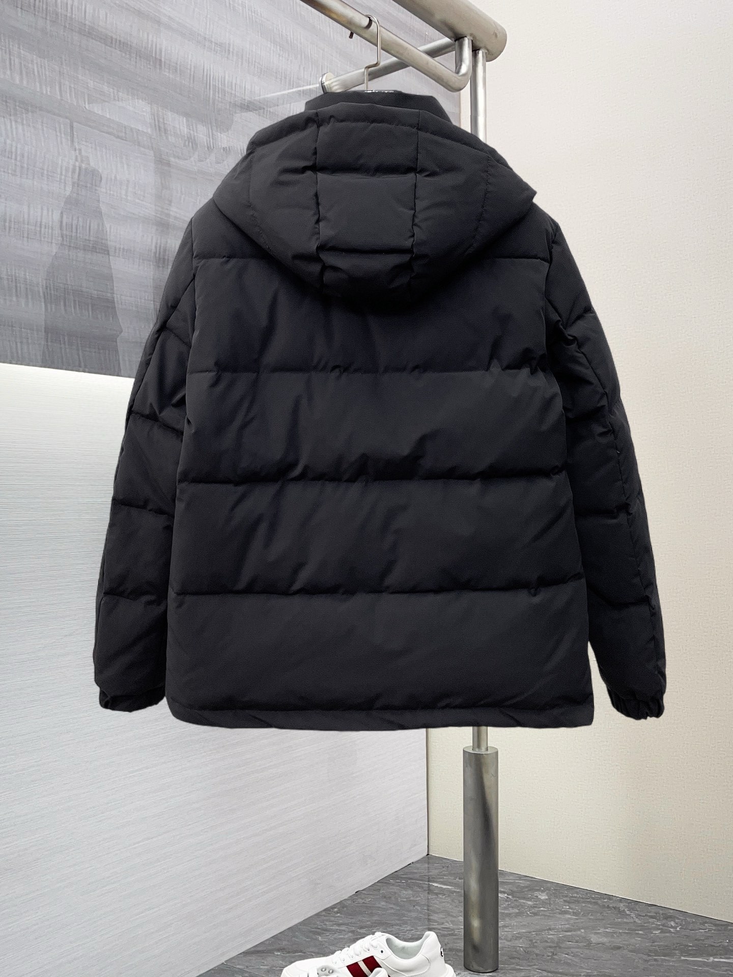 , 普拉达 秋冬新款羽绒服。这款号称羽绒服届最贵的,带着经典的Logo组合搭配,第一眼看到就是满满的视觉
