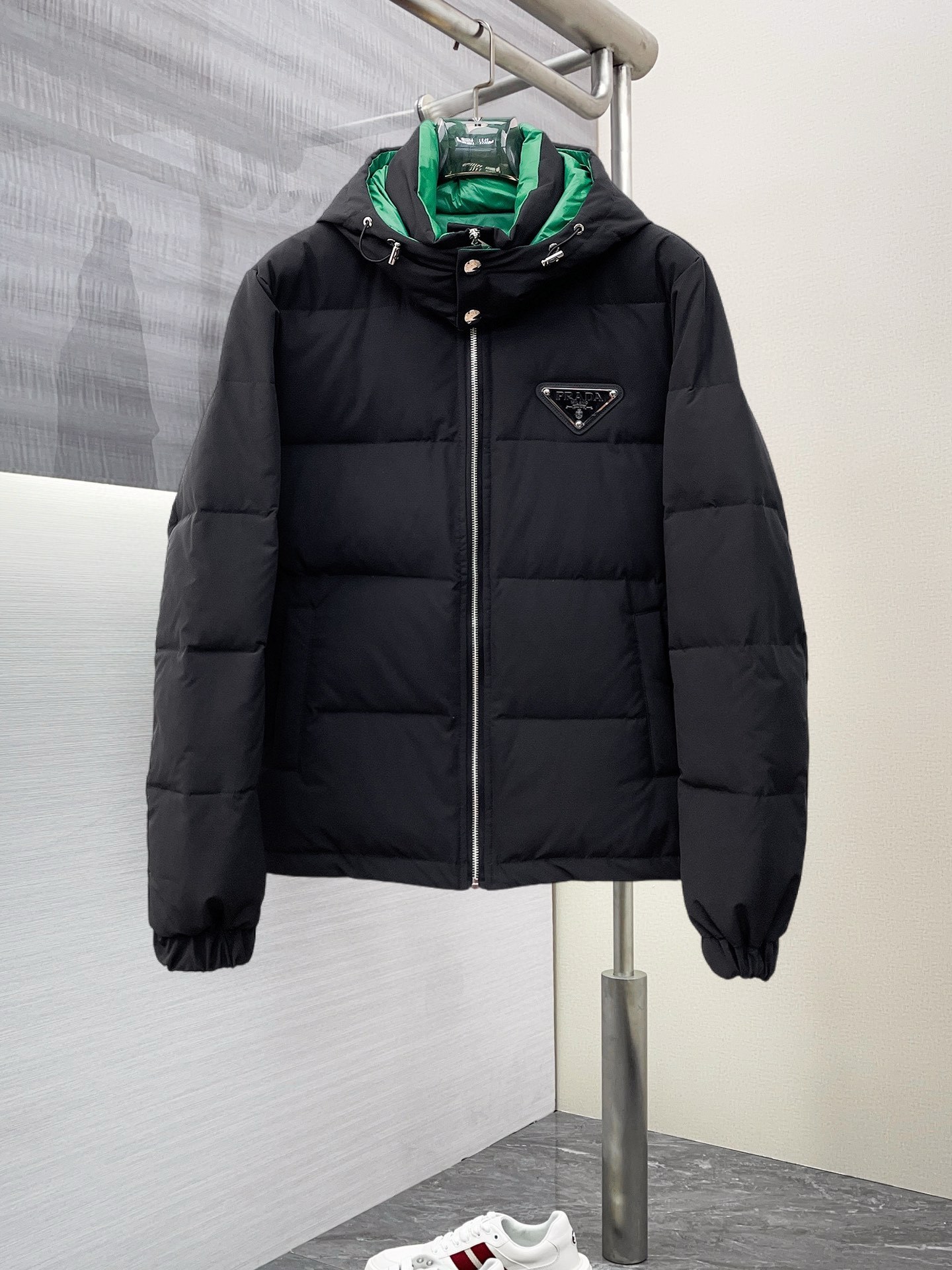 , 普拉达 秋冬新款羽绒服。这款号称羽绒服届最贵的,带着经典的Logo组合搭配,第一眼看到就是满满的视觉