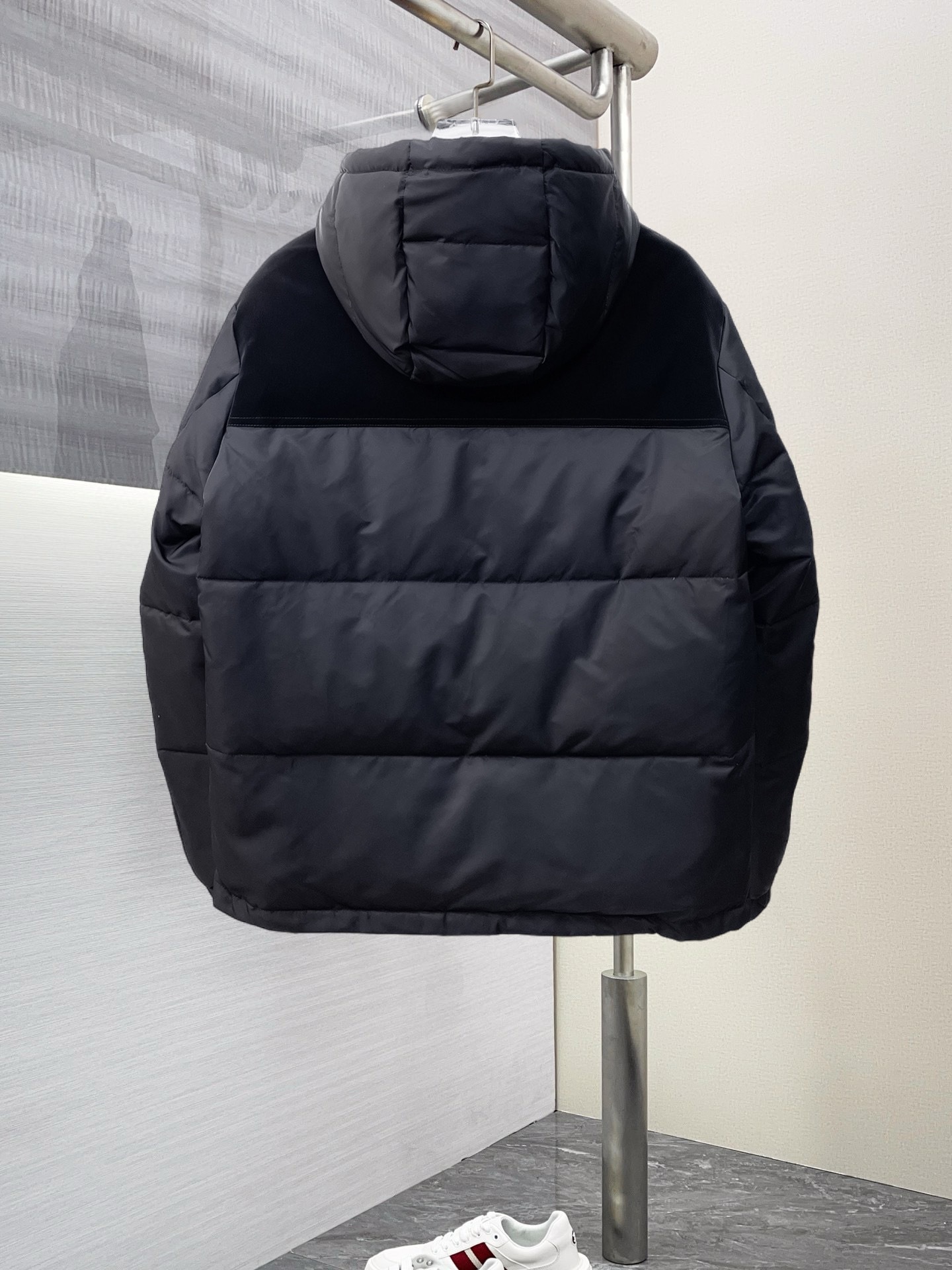 , 普拉达 秋冬新款羽绒服。这款号称羽绒服届最贵的,带着经典的Logo组合搭配,第一眼看到就是满满的视觉