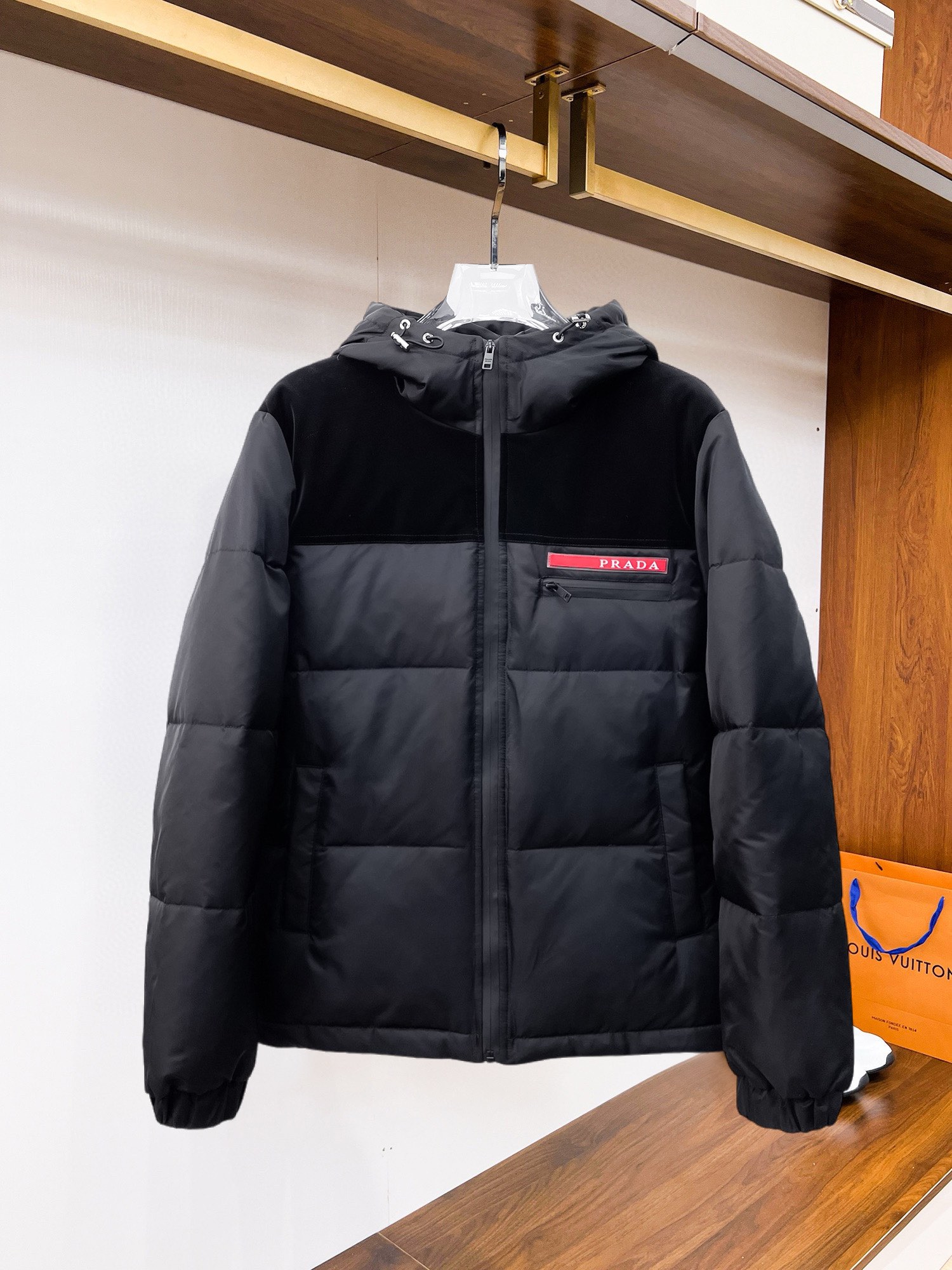 NO:545215,Prada's new 2025 autumn and winter down jacket. This is known as the most expensive down jacket in the world, all 90 down. With a classic logo combination, it is full of visual impact at first sight. It has better thermal insulation performance, is light and not heavy, and has good loft recovery after compression, and it can gather heat and lock in temperature!  Personalized color matching design, fresh and energetic!  There are too many versions circulating in the market. In addition to the different fabrics and workmanship, the biggest difference is that the filling is not goose down at all but feather silk or velvet, etc., and it is not easy to distinguish for those who don’t understand. In addition, the fabrics and workmanship are definitely not of the same level. In short, look for us and you will never go astray. All the exclusive full colors are purchased from genuine development. If you understand the quality of our down jackets, you can safely recommend it with your eyes closed. The three standards are complete!  Uniform series for men and women!  Size M-3XL. Can be worn up to 200 pounds, prada, down jacket, alexander wang19860909普拉达 2025秋冬新款羽绒服.这款号称羽绒服届最贵的,全部90绒的.带着经典的Logo组合搭配,第一眼看到就是满满的视觉冲击,保暖性能更出色,轻便不厚重,且压缩后的蓬松度恢复性好,聚热锁温！个性的拼色设计,清新有活力！市面流通的版本实在太多了,除了面料做工不同外,最大的区别就是填充物根本不是鹅绒而是羽丝或手感绒等等,而不懂的根本不容易区分.另外面料和做工也绝对不是一个级别,总之认准我们,让你绝对不跑偏,独家全色全部购入正版开发,懂我们家羽绒服质量的,完全可以放心闭眼推.三标齐全！男女同款系列！码数M-3XL.最大穿到200斤,,prada,down jacket,alexander wang,Men's clothing