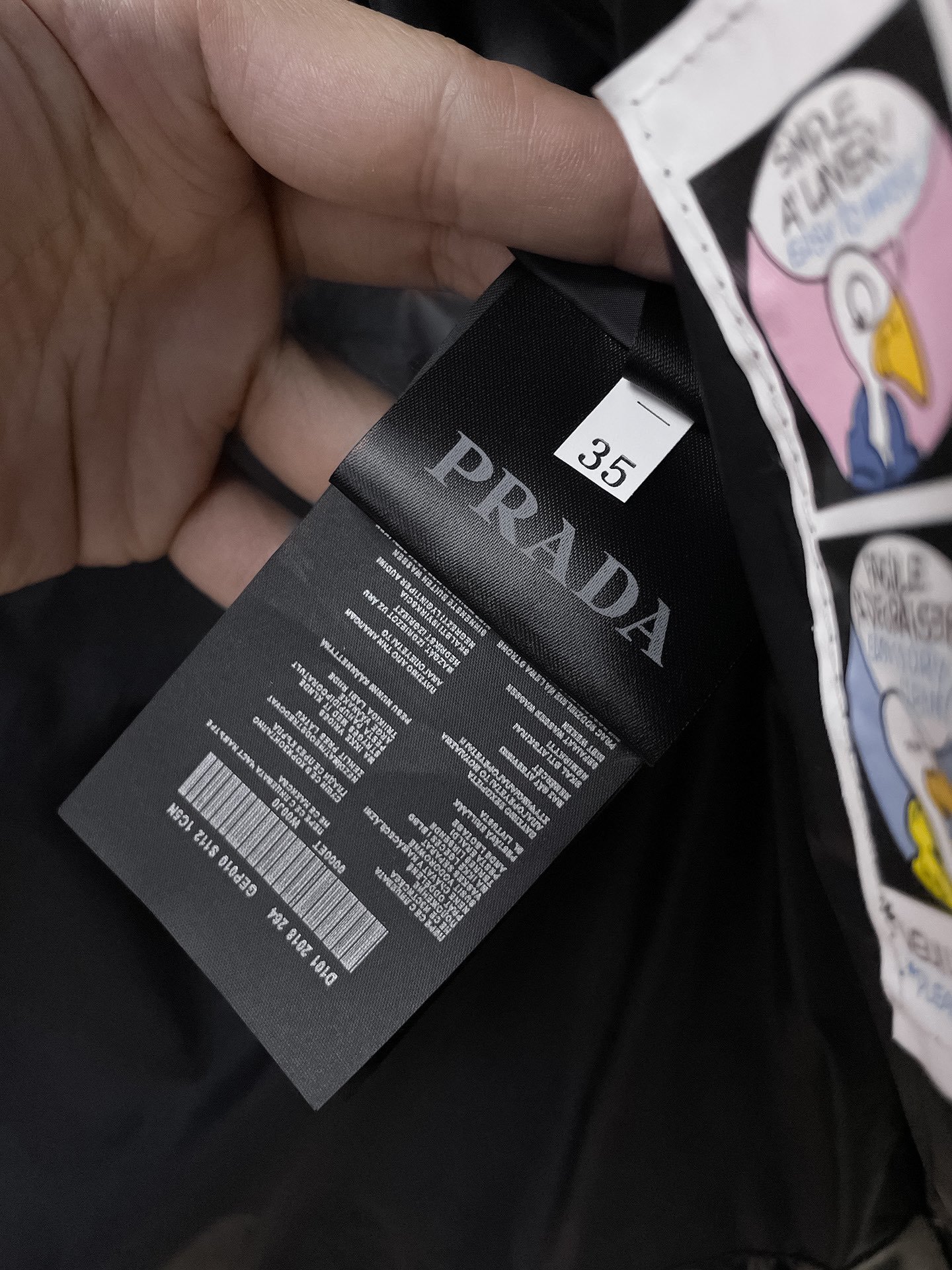 , 普拉达 秋冬新款羽绒服。这款号称羽绒服届最贵的,带着经典的Logo组合搭配,第一眼看到就是满满的视觉