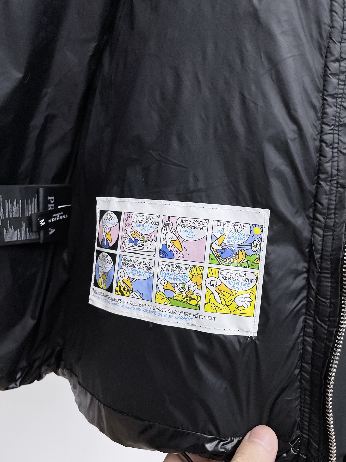 , 普拉达 秋冬新款羽绒服。这款号称羽绒服届最贵的,带着经典的Logo组合搭配,第一眼看到就是满满的视觉
