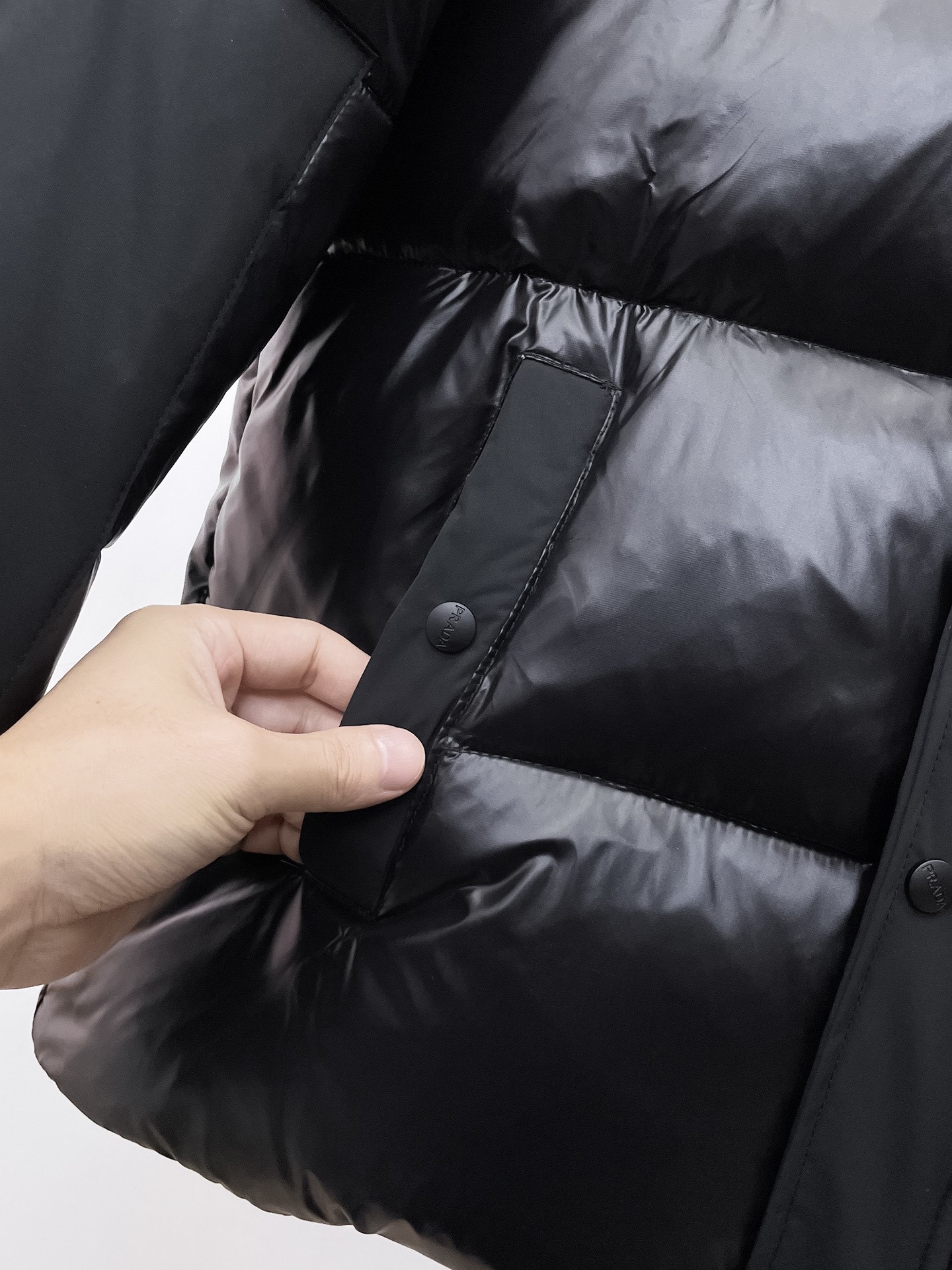 , 普拉达 秋冬新款羽绒服。这款号称羽绒服届最贵的,带着经典的Logo组合搭配,第一眼看到就是满满的视觉