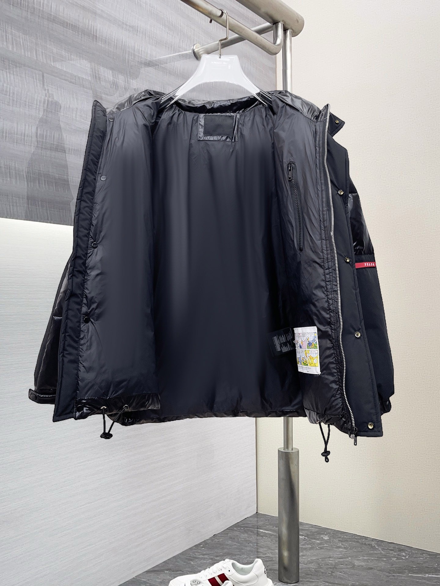 , 普拉达 秋冬新款羽绒服。这款号称羽绒服届最贵的,带着经典的Logo组合搭配,第一眼看到就是满满的视觉