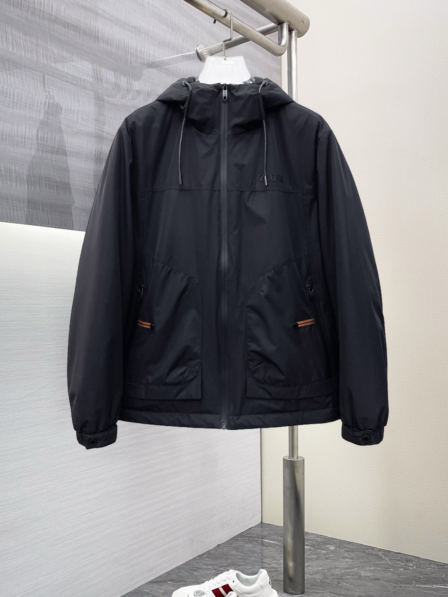 , 杰尼亚 秋冬新款羽绒服。这款号称羽绒服届最贵的,带着经典的Logo组合搭配,第一眼看到就是满满的视觉