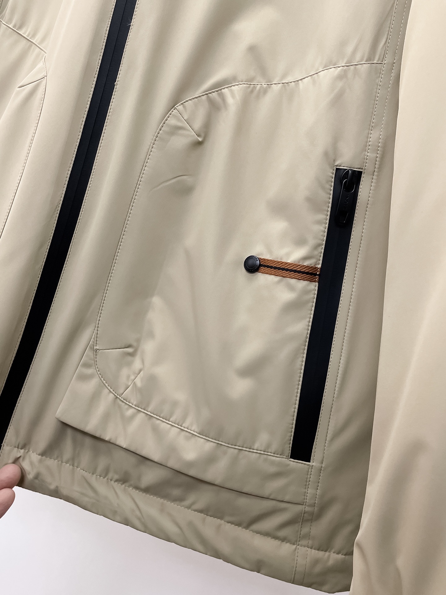 , 杰尼亚 秋冬新款羽绒服。这款号称羽绒服届最贵的,带着经典的Logo组合搭配,第一眼看到就是满满的视觉