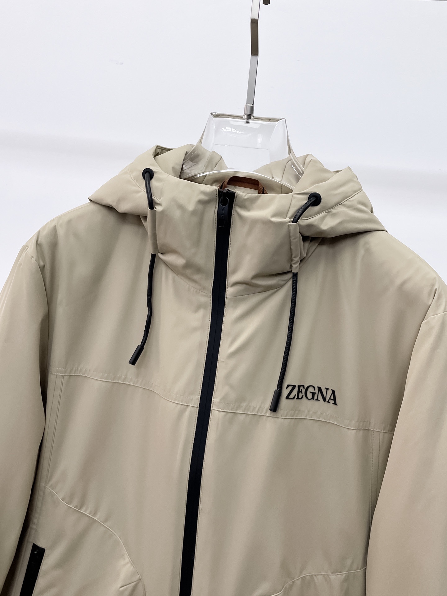 , 杰尼亚 秋冬新款羽绒服。这款号称羽绒服届最贵的,带着经典的Logo组合搭配,第一眼看到就是满满的视觉
