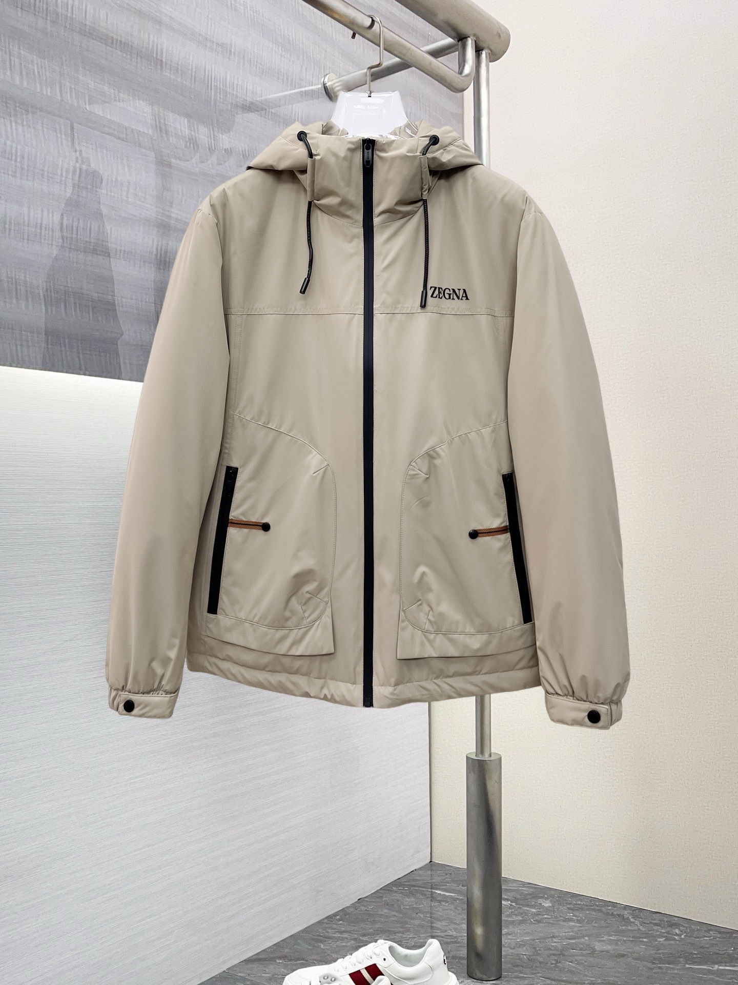 , 杰尼亚 秋冬新款羽绒服。这款号称羽绒服届最贵的,带着经典的Logo组合搭配,第一眼看到就是满满的视觉