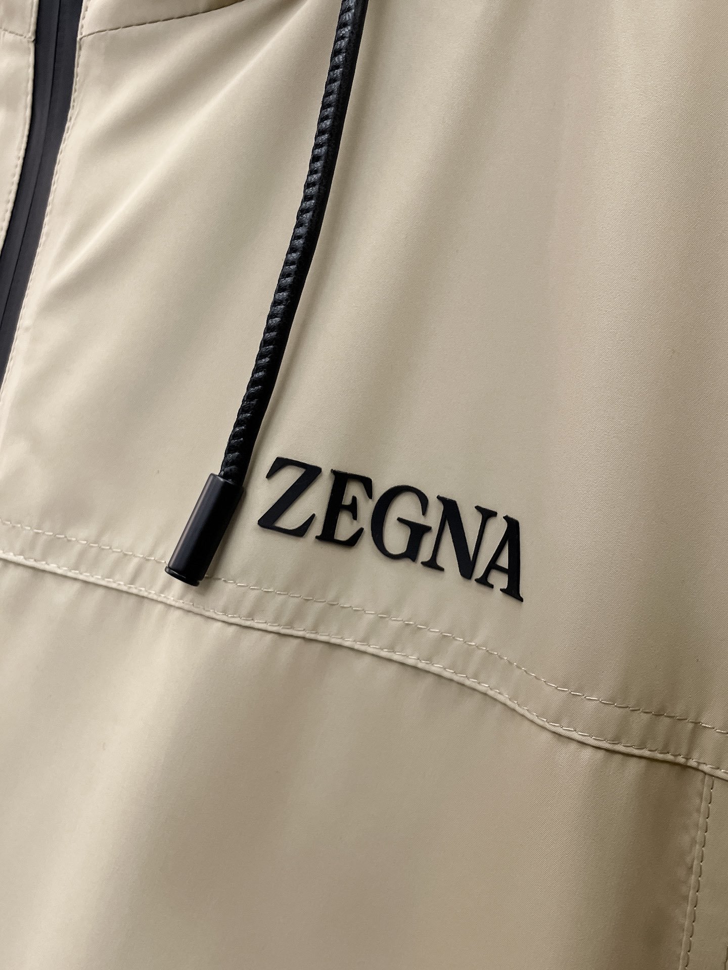 , 杰尼亚 秋冬新款羽绒服。这款号称羽绒服届最贵的,带着经典的Logo组合搭配,第一眼看到就是满满的视觉