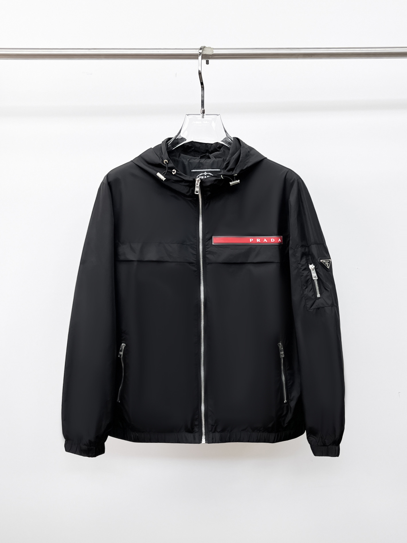 NO:130724,Prada's new spring jacket 2025, the new product on the show is perfect, comfortable and warm, the three-standard complete colors and full and attractive, and the very outstanding design easily advances the sense of fashion. The workmanship is extremely exquisite and rigorous, and the wiring is neat and meticulous!  A masterpiece of a big-name designer!  The upper body doesn't look bloated and super handsome!  Spot code M ~ 3XL,,prada,jackets & coats,jackets & coats,alexander wang19860909普拉达 2025春季新款夹克外套,秀场新品品相非常完美,舒适保暖,三标齐全色泽饱满诱人,非常出彩的设计,轻松将时髦感进阶,做工极为考究严谨,走线工整细致！大牌设计师巨作！上身不显臃肿、超级帅气！现货码数M ～ 3XL,,prada,jackets & coats,jackets & coats,alexander wang,Men's clothing