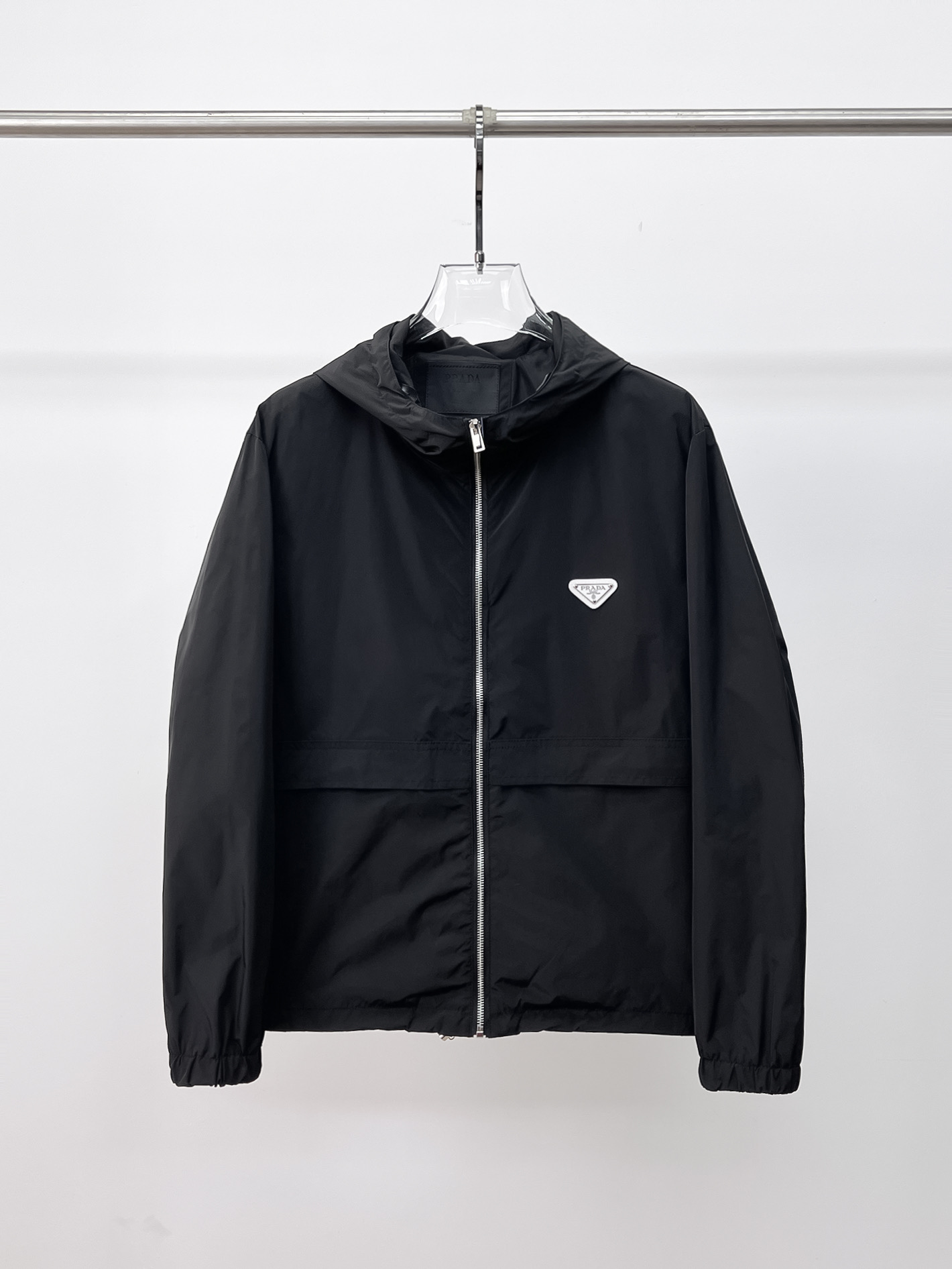 NO:130728,Prada's new spring jacket 2025, the new product on the show is perfect, comfortable and warm, the three-standard complete colors and full and attractive, and the very outstanding design easily advances the sense of fashion. The workmanship is extremely exquisite and rigorous, and the wiring is neat and meticulous!  A masterpiece of a big-name designer!  The upper body doesn't look bloated and super handsome!  Spot code M ~ 3XL,,prada,jackets & coats,jackets & coats,alexander wang19860909普拉达 2025春季新款夹克外套,秀场新品品相非常完美,舒适保暖,三标齐全色泽饱满诱人,非常出彩的设计,轻松将时髦感进阶,做工极为考究严谨,走线工整细致！大牌设计师巨作！上身不显臃肿、超级帅气！现货码数M ～ 3XL,,prada,jackets & coats,jackets & coats,alexander wang,Men's clothing