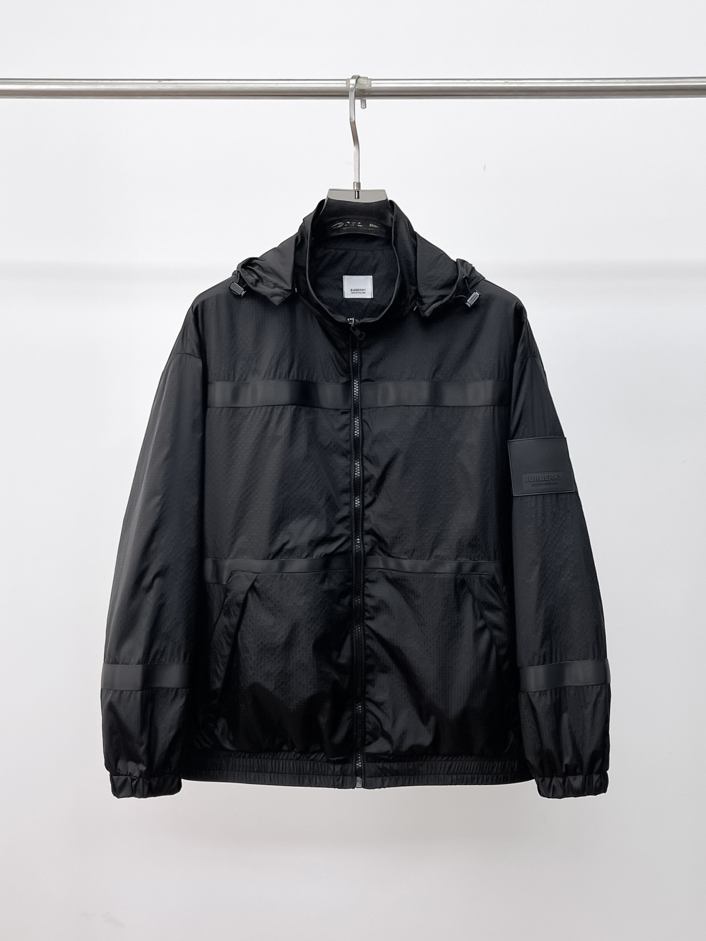 NO:130730,Burberry's new spring jacket for 2025, the new product on the show is perfect, comfortable and warm, the three-standard complete colors and full and attractive, and the very outstanding design easily advances the sense of fashion. The workmanship is extremely exquisite and rigorous, and the wiring is neat and meticulous!  A masterpiece of a big-name designer!  The upper body doesn't look bloated and super handsome!  Spot code M ~ 3XL, burberry, jackets & coats, jackets & coats, alexander wang19860909巴宝莉 2025春季新款夹克外套,秀场新品品相非常完美,舒适保暖,三标齐全色泽饱满诱人,非常出彩的设计,轻松将时髦感进阶,做工极为考究严谨,走线工整细致！大牌设计师巨作！上身不显臃肿、超级帅气！现货码数M ～ 3XL,,burberry,jackets & coats,jackets & coats,alexander wang,Men's clothing