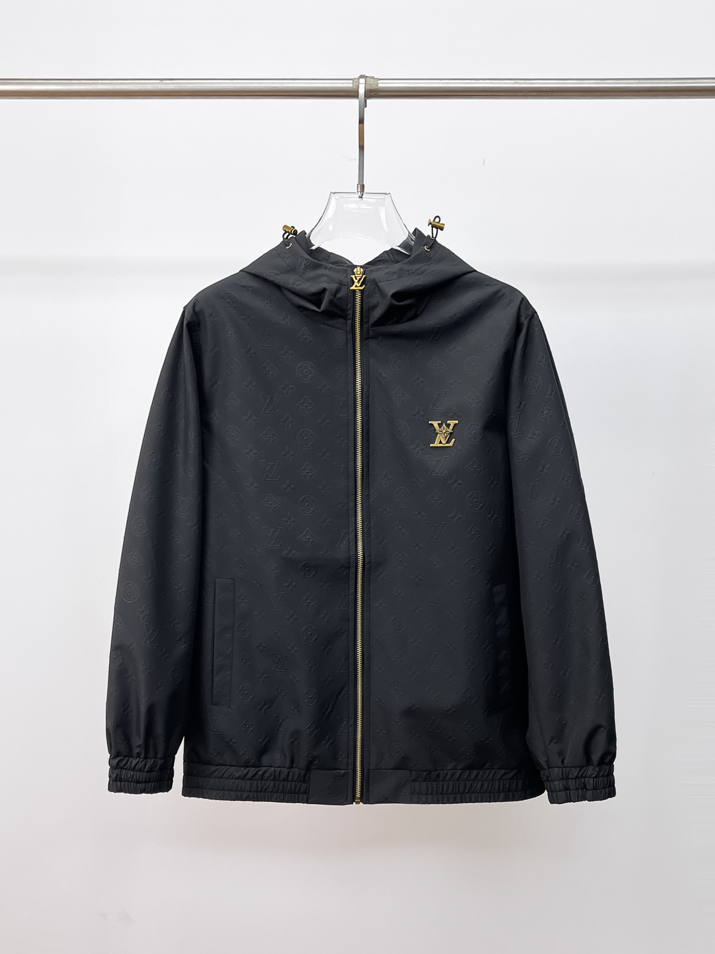 NO:130733,LV 2025 spring new jacket jacket, the new product on the show is perfect, comfortable and warm, the three standards are complete in color and full and attractive, and the very outstanding design easily advances the sense of fashion, the workmanship is extremely exquisite and rigorous, and the wiring is neat and meticulous!  A masterpiece of a big-name designer!  The upper body doesn't look bloated and super handsome!  Spot code M ~ 3XL,,louis vuitton,jackets & coats,jackets & coats,alexander wang19860909LV 2025春季新款夹克外套,秀场新品品相非常完美,舒适保暖,三标齐全色泽饱满诱人,非常出彩的设计,轻松将时髦感进阶,做工极为考究严谨,走线工整细致！大牌设计师巨作！上身不显臃肿、超级帅气！现货码数M ～ 3XL,,louis vuitton,jackets & coats,jackets & coats,alexander wang,Men's clothing