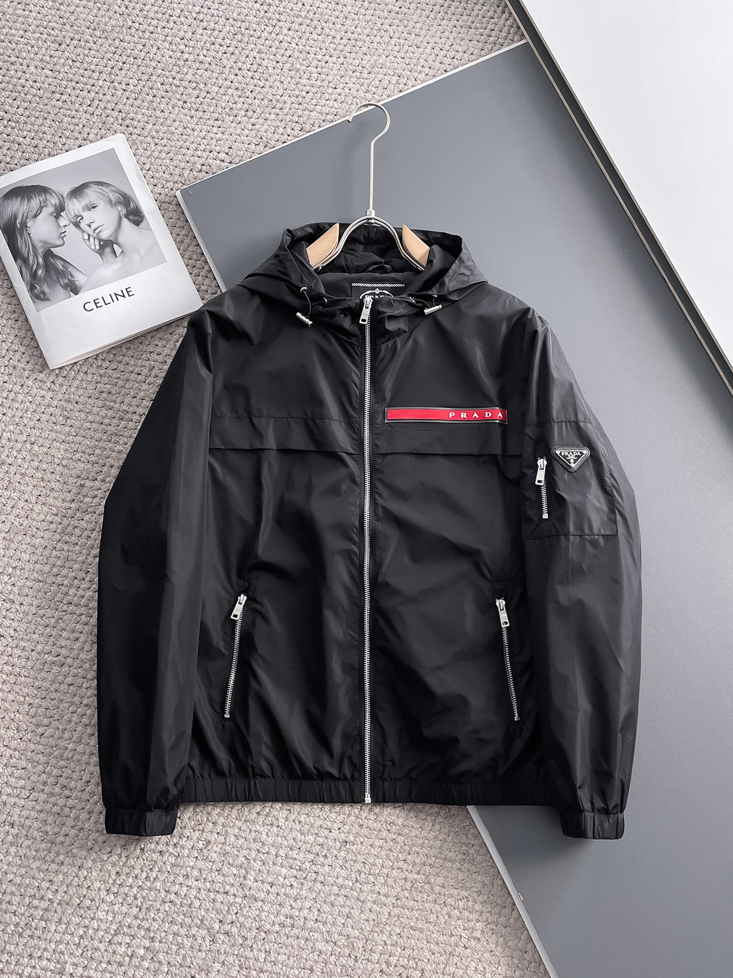 NO:122393,Prada's new spring jacket 2025, the new product on the show is perfect, comfortable and warm, the three-standard complete colors and full and attractive, and the very outstanding design easily advances the sense of fashion. The workmanship is extremely exquisite and rigorous, and the wiring is neat and meticulous!  A masterpiece of a big-name designer!  The upper body doesn't look bloated and super handsome!  Spot code M ~ XXXL,,prada,jackets & coats,jackets & coats,alexander wang19860909普拉达 2025春季新款夹克外套,秀场新品品相非常完美,舒适保暖,三标齐全色泽饱满诱人,非常出彩的设计,轻松将时髦感进阶,做工极为考究严谨,走线工整细致！大牌设计师巨作！上身不显臃肿、超级帅气！现货码数M ～ XXXL,,prada,jackets & coats,jackets & coats,alexander wang,Men's clothing