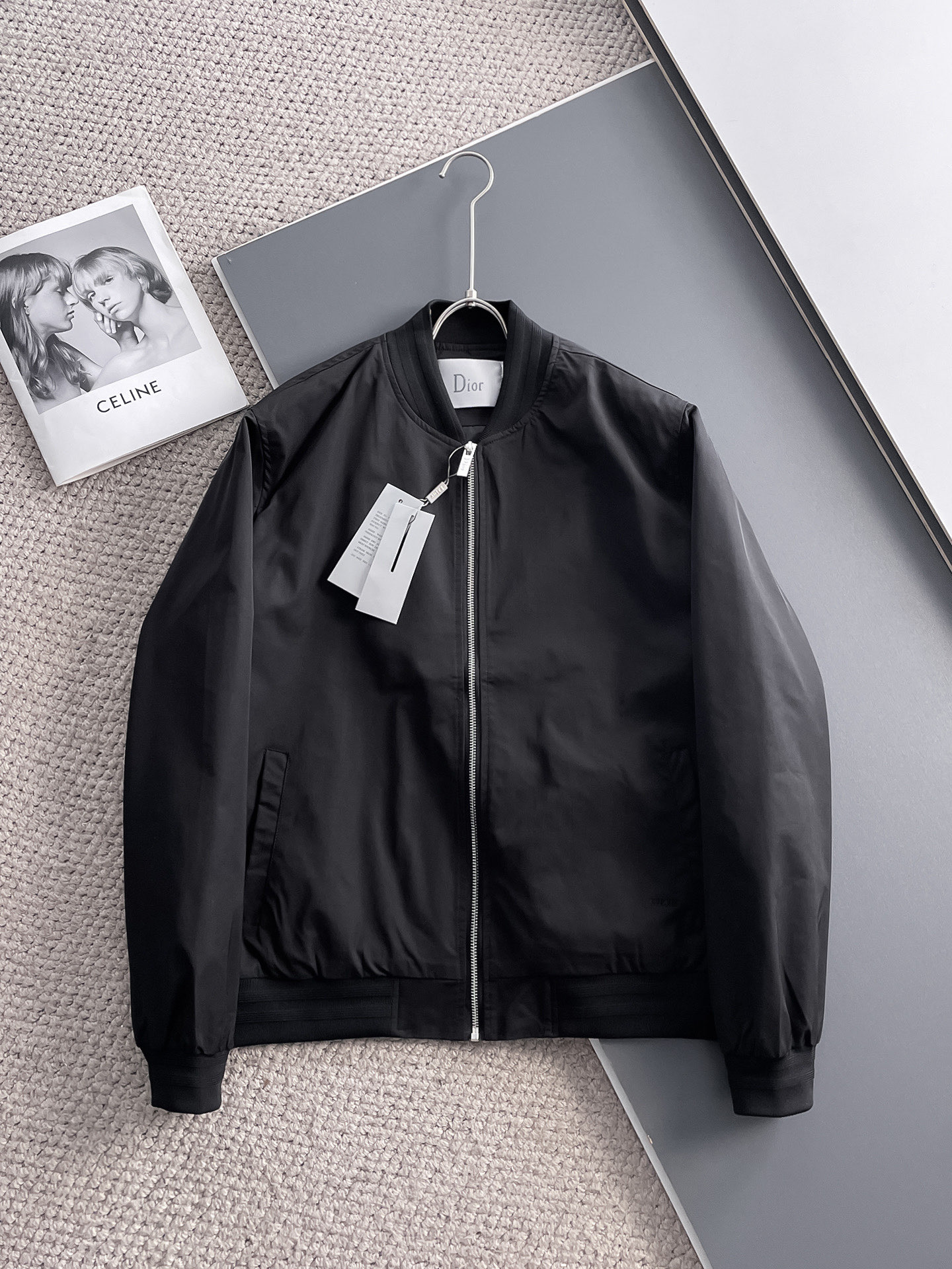 NO:122394,Dior 2025 spring new jacket jacket, the new product on the show is perfect, comfortable and warm, the three standards are complete in color and full and attractive, and the very outstanding design easily advances the sense of fashion, the workmanship is extremely exquisite and rigorous, and the wiring is neat and meticulous!  A masterpiece of a big-name designer!  The upper body doesn't look bloated and super handsome!  Spot code M ~ XXXL,,dior,jackets & coats,jackets & coats,alexander wang19860909迪奥 2025春季新款夹克外套,秀场新品品相非常完美,舒适保暖,三标齐全色泽饱满诱人,非常出彩的设计,轻松将时髦感进阶,做工极为考究严谨,走线工整细致！大牌设计师巨作！上身不显臃肿、超级帅气！现货码数M ～ XXXL,,dior,jackets & coats,jackets & coats,alexander wang,Men's clothing