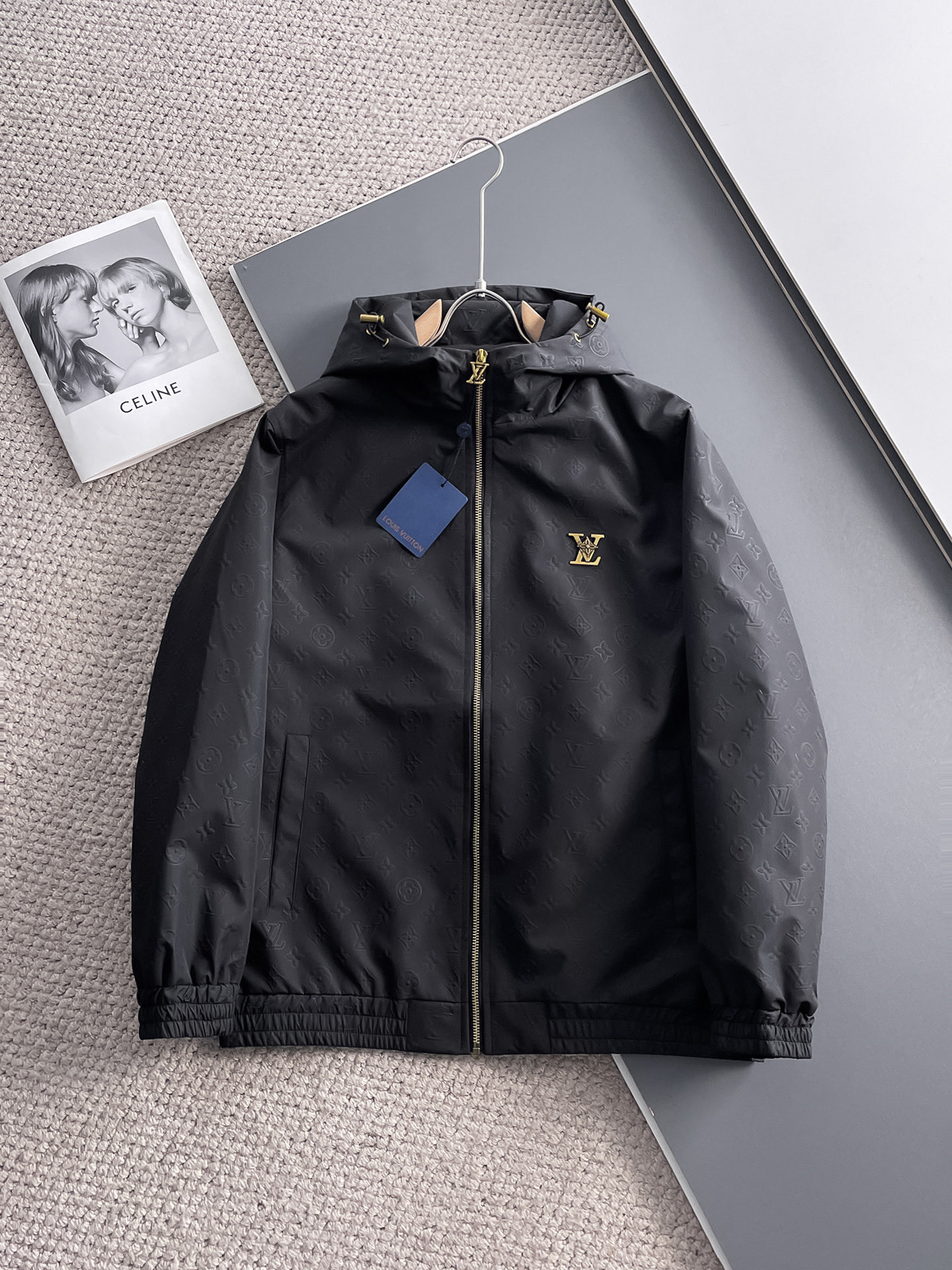 NO:122400,LV 2025 spring new jacket jacket, the new product on the show is perfect, comfortable and warm, the three standards are complete in color and full and attractive, and the very outstanding design easily advances the sense of fashion, the workmanship is extremely exquisite and rigorous, and the wiring is neat and meticulous!  A masterpiece of a big-name designer!  The upper body doesn't look bloated and super handsome!  Spot code M ~ XXXL,,louis vuitton,jackets & coats,jackets & coats,alexander wang19860909LV 2025春季新款夹克外套,秀场新品品相非常完美,舒适保暖,三标齐全色泽饱满诱人,非常出彩的设计,轻松将时髦感进阶,做工极为考究严谨,走线工整细致！大牌设计师巨作！上身不显臃肿、超级帅气！现货码数M ～ XXXL,,louis vuitton,jackets & coats,jackets & coats,alexander wang,Men's clothing