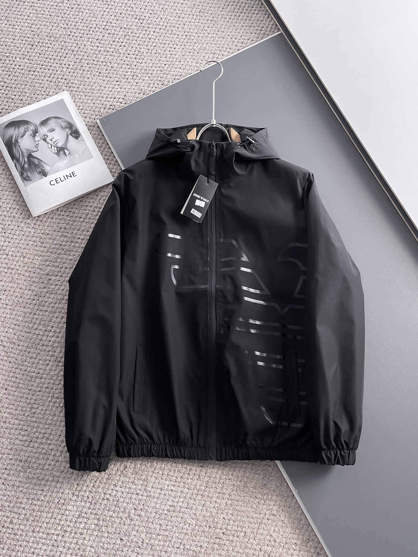 NO:122381,LV 2025 spring new jacket jacket, the new product on the show is perfect, comfortable and warm, the three standards are complete in color and full and attractive, and the very outstanding design easily advances the sense of fashion, the workmanship is extremely exquisite and rigorous, and the wiring is neat and meticulous!  A masterpiece of a big-name designer!  The upper body doesn't look bloated and super handsome!  Spot code M ~ XXXL,,louis vuitton,jackets & coats,jackets & coats,alexander wang19860909LV 2025春季新款夹克外套,秀场新品品相非常完美,舒适保暖,三标齐全色泽饱满诱人,非常出彩的设计,轻松将时髦感进阶,做工极为考究严谨,走线工整细致！大牌设计师巨作！上身不显臃肿、超级帅气！现货码数M ～ XXXL,,louis vuitton,jackets & coats,jackets & coats,alexander wang,Men's clothing