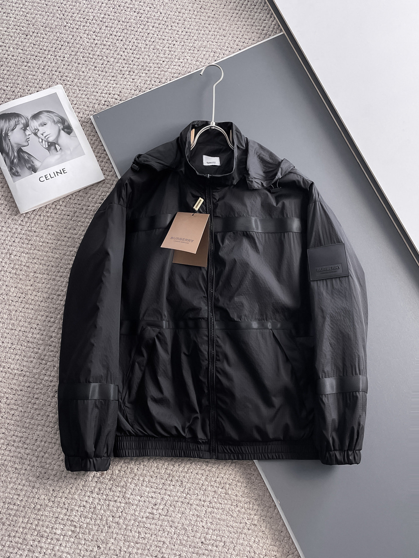 NO:122402,Burberry's new spring jacket for 2025, the new product on the show is perfect, comfortable and warm, the three-standard complete colors and full and attractive, and the very outstanding design easily advances the sense of fashion. The workmanship is extremely exquisite and rigorous, and the wiring is neat and meticulous!  A masterpiece of a big-name designer!  The upper body doesn't look bloated and super handsome!  Spot code M ~ XXXL,,burberry,jackets & coats,jackets & coats,alexander wang19860909巴宝莉 2025春季新款夹克外套,秀场新品品相非常完美,舒适保暖,三标齐全色泽饱满诱人,非常出彩的设计,轻松将时髦感进阶,做工极为考究严谨,走线工整细致！大牌设计师巨作！上身不显臃肿、超级帅气！现货码数M ～ XXXL,,burberry,jackets & coats,jackets & coats,alexander wang,Men's clothing