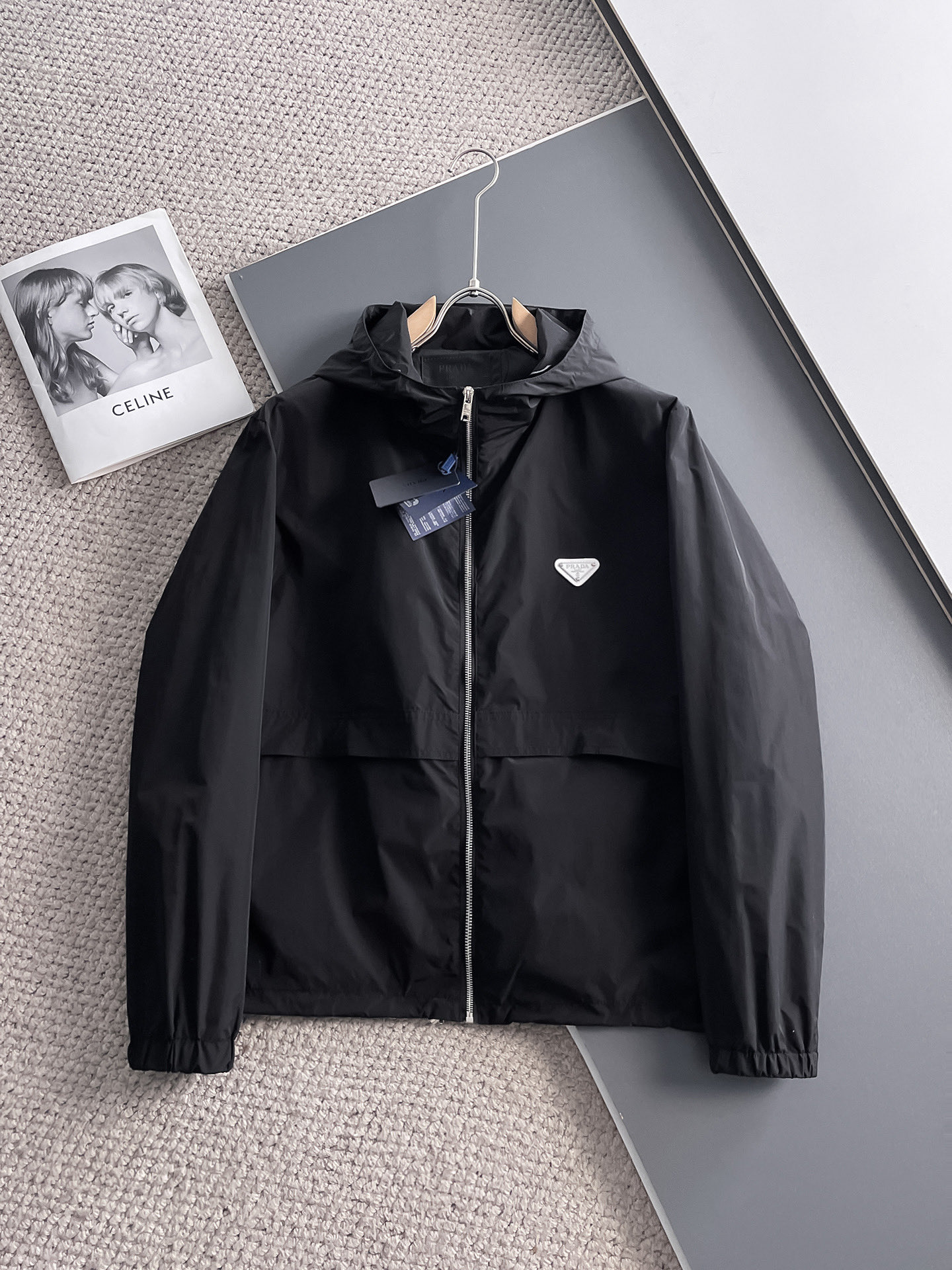 NO:122406,Prada's new spring jacket 2025, the new product on the show is perfect, comfortable and warm, the three-standard complete colors and full and attractive, and the very outstanding design easily advances the sense of fashion. The workmanship is extremely exquisite and rigorous, and the wiring is neat and meticulous!  A masterpiece of a big-name designer!  The upper body doesn't look bloated and super handsome!  Spot code M ~ XXXL,,prada,jackets & coats,jackets & coats,alexander wang19860909普拉达 2025春季新款夹克外套,秀场新品品相非常完美,舒适保暖,三标齐全色泽饱满诱人,非常出彩的设计,轻松将时髦感进阶,做工极为考究严谨,走线工整细致！大牌设计师巨作！上身不显臃肿、超级帅气！现货码数M ～ XXXL,,prada,jackets & coats,jackets & coats,alexander wang,Men's clothing