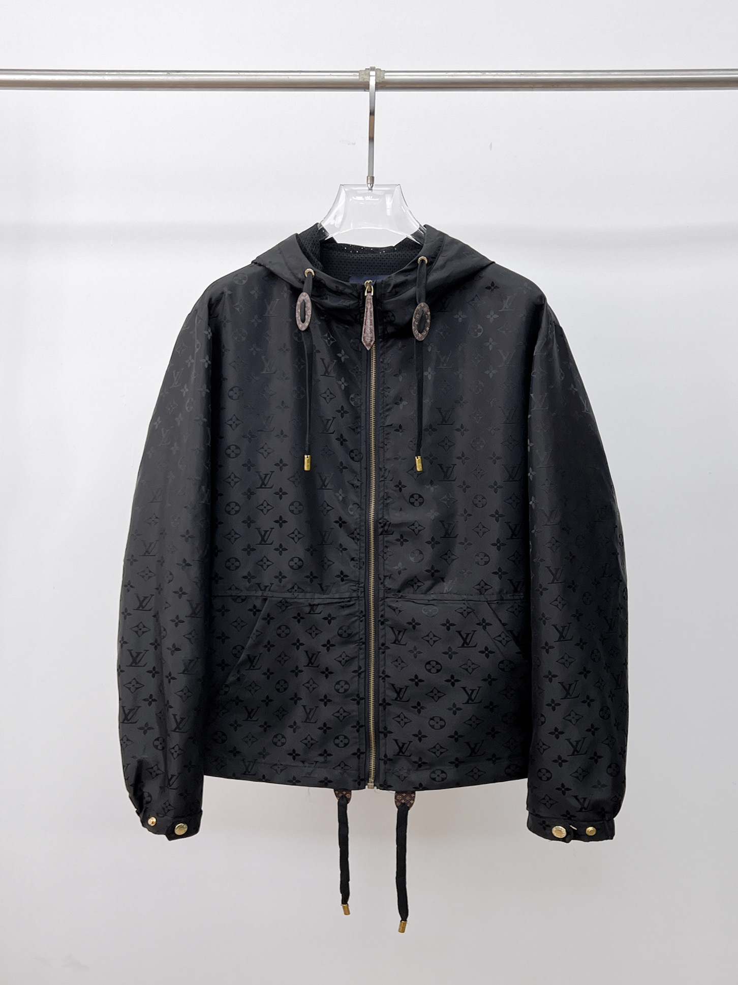 NO:130739,LV 2025 spring new jacket jacket, the new product on the show is perfect, comfortable and warm, the three standards are complete in color and full and attractive, and the very outstanding design easily advances the sense of fashion, the workmanship is extremely exquisite and rigorous, and the wiring is neat and meticulous!  A masterpiece of a big-name designer!  The upper body doesn't look bloated and super handsome!  Spot code M ~ 3XL,,louis vuitton,jackets & coats,jackets & coats,alexander wang19860909LV 2025春季新款夹克外套,秀场新品品相非常完美,舒适保暖,三标齐全色泽饱满诱人,非常出彩的设计,轻松将时髦感进阶,做工极为考究严谨,走线工整细致！大牌设计师巨作！上身不显臃肿、超级帅气！现货码数M ～ 3XL,,louis vuitton,jackets & coats,jackets & coats,alexander wang,Men's clothing