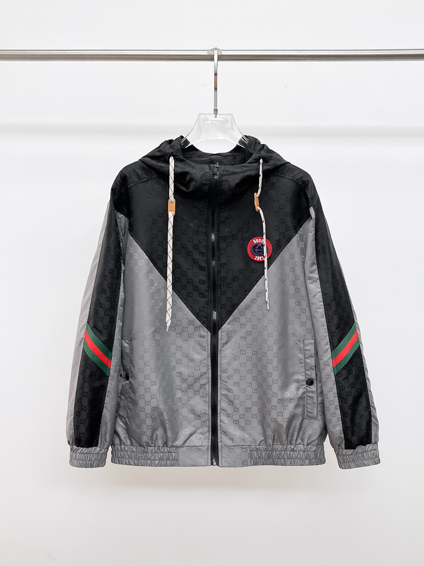 NO:130736,Guqi 2025 spring new jacket jacket, the new product on the show is perfect, comfortable and warm, the three standards are complete in color and full and attractive, and the very outstanding design easily advances the sense of fashion, the workmanship is extremely exquisite and rigorous, and the wiring is neat and meticulous!  A masterpiece of a big-name designer!  The upper body doesn't look bloated and super handsome!  Spot code M ~ 3XL,,jackets & coats,jackets & coats,alexander wang19860909古奇 2025春季新款夹克外套,秀场新品品相非常完美,舒适保暖,三标齐全色泽饱满诱人,非常出彩的设计,轻松将时髦感进阶,做工极为考究严谨,走线工整细致！大牌设计师巨作！上身不显臃肿、超级帅气！现货码数M ～ 3XL,,jackets & coats,jackets & coats,alexander wang,Men's clothing