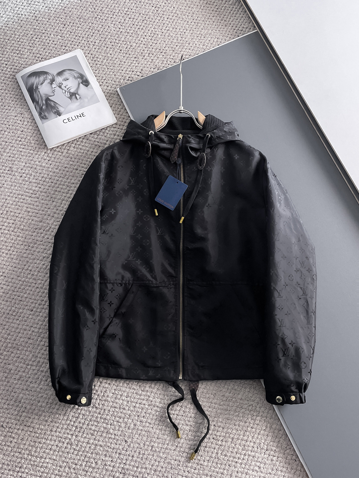 NO:122404,LV 2025 spring new jacket jacket, the new product on the show is perfect, comfortable and warm, the three standards are complete in color and full and attractive, and the very outstanding design easily advances the sense of fashion, the workmanship is extremely exquisite and rigorous, and the wiring is neat and meticulous!  A masterpiece of a big-name designer!  The upper body doesn't look bloated and super handsome!  Spot code M ~ XXXL,,louis vuitton,jackets & coats,jackets & coats,alexander wang19860909LV 2025春季新款夹克外套,秀场新品品相非常完美,舒适保暖,三标齐全色泽饱满诱人,非常出彩的设计,轻松将时髦感进阶,做工极为考究严谨,走线工整细致！大牌设计师巨作！上身不显臃肿、超级帅气！现货码数M ～ XXXL,,louis vuitton,jackets & coats,jackets & coats,alexander wang,Men's clothing