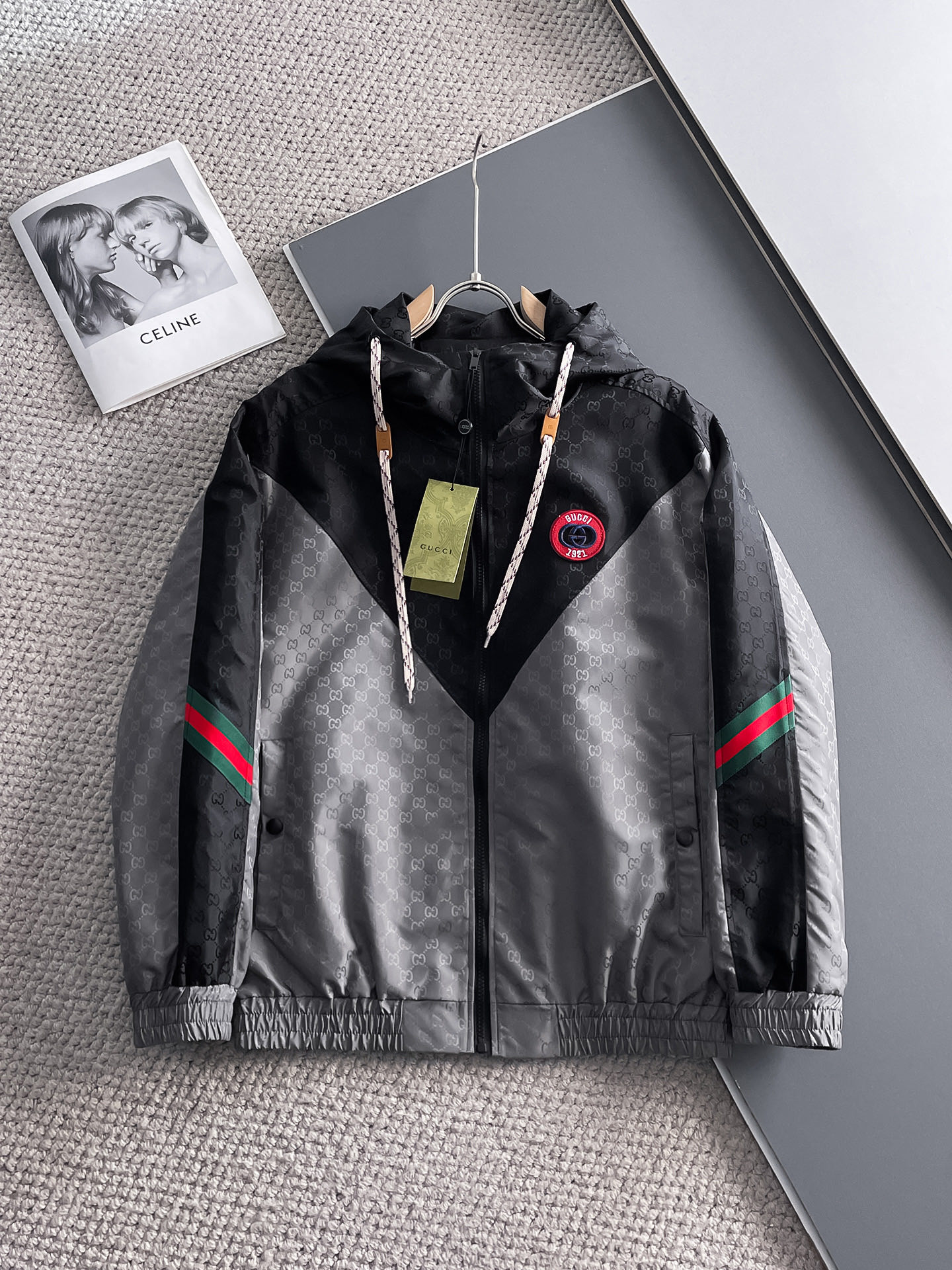 NO:122407,Guqi 2025 spring new jacket jacket, the new product on the show is perfect, comfortable and warm, the three standards are complete in color and full and attractive, and the very outstanding design easily advances the sense of fashion, the workmanship is extremely exquisite and rigorous, and the wiring is neat and meticulous!  A masterpiece of a big-name designer!  The upper body doesn't look bloated and super handsome!  Spot code M ~ XXXL,,jackets & coats,jackets & coats,alexander wang19860909古奇 2025春季新款夹克外套,秀场新品品相非常完美,舒适保暖,三标齐全色泽饱满诱人,非常出彩的设计,轻松将时髦感进阶,做工极为考究严谨,走线工整细致！大牌设计师巨作！上身不显臃肿、超级帅气！现货码数M ～ XXXL,,jackets & coats,jackets & coats,alexander wang,Men's clothing