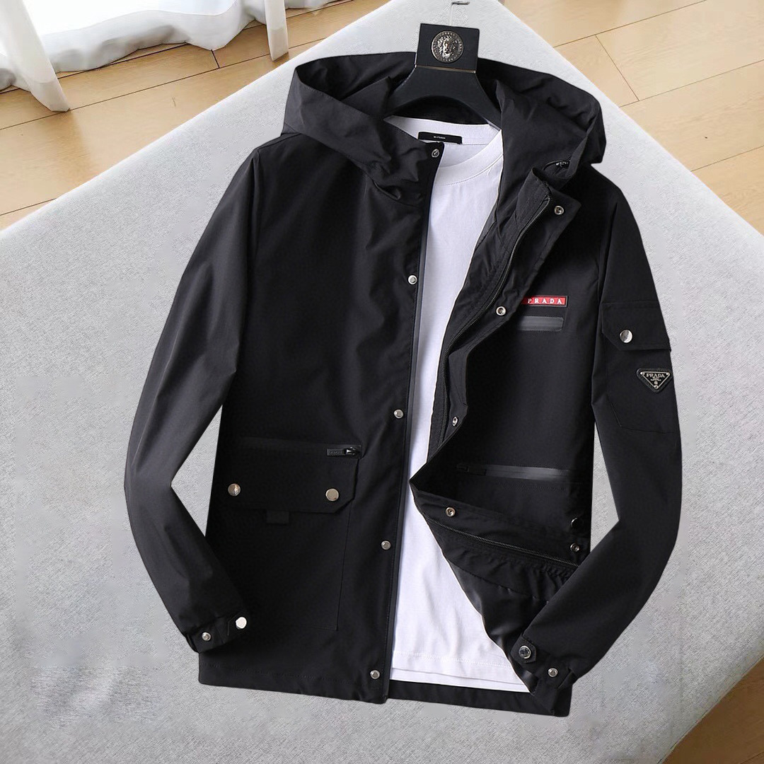 NO:124419,Prada 2025 Spring New Jacket Jacket, the new product on the show is perfect, comfortable and warm, the three standards are complete in color and full and attractive, and the very outstanding design easily advances the sense of fashion, the workmanship is extremely exquisite and rigorous, and the wiring is neat and meticulous!  A masterpiece of a big-name designer!  The upper body doesn't look bloated and super handsome!  Spot code M ~ XXXL,,prada,jackets & coats,jackets & coats,alexander wang19860909普拉达 2025开春新款夹克外套,秀场新品品相非常完美,舒适保暖,三标齐全色泽饱满诱人,非常出彩的设计,轻松将时髦感进阶,做工极为考究严谨,走线工整细致！大牌设计师巨作！上身不显臃肿、超级帅气！现货码数M ～ XXXL,,prada,jackets & coats,jackets & coats,alexander wang,Men's clothing
