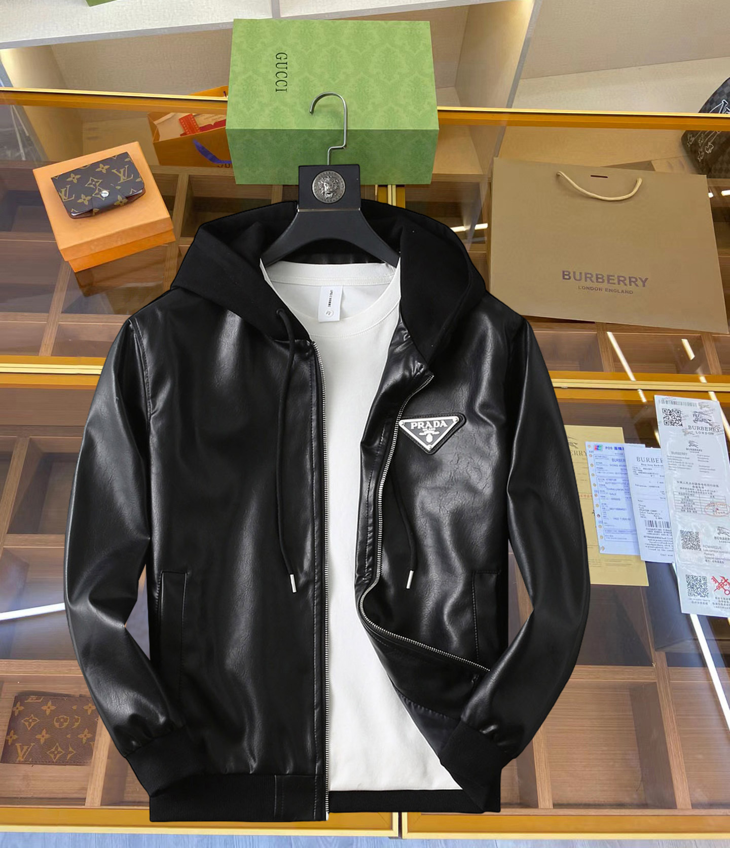 NO:119302,Prada's official website is the same model, and it will be released simultaneously!  2025 spring new men's jacket leather jacket, original single three-standard high-end version!  Customized fabrics for counters are breathable and comfortable, with impeccable details, and the brand element design concept reflects high quality. The feel is delicate and soft!  It is casually cut, with a great upper body style!  The maximum wear of 200 kilograms is M~3XL, and the height and weight are reported by orders.,,prada,jackets & coats,jackets & coats,leather jacket,alexander wang19860909普拉达 官网同款,同步发售！2025春季新款男士夹克皮衣外套,原单三标齐全高端版本！专柜定制面料 透气舒适度高,细节无可挑剔,品牌元素设计理念,体现高品质.手感细腻柔软！呈现休闲裁剪,上身版型超赞！码数M～3XL最大穿200斤,下单报身高体重.,,prada,jackets & coats,jackets & coats,leather jacket,alexander wang,Men's clothing