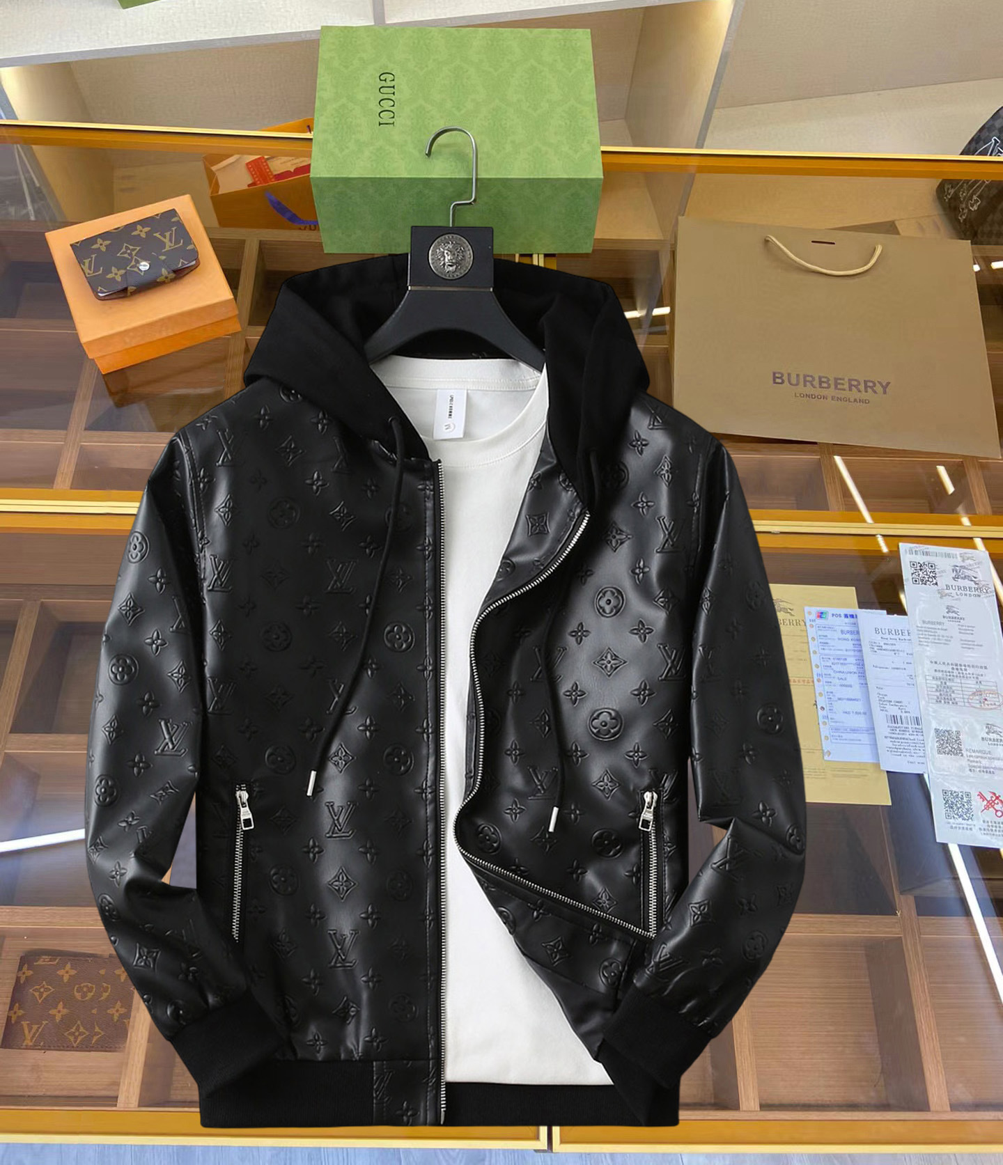 NO:119303,The same model on the official website of LV, released simultaneously!  2025 spring new men's jacket leather jacket, original single three-standard high-end version!  Customized fabrics for counters are breathable and comfortable, with impeccable details, and the brand element design concept reflects high quality. The feel is delicate and soft!  It is casually cut, with a great upper body style!  The maximum wear of 200 kilograms is M~3XL, and the height and weight are reported by orders.,,louis vuitton, jackets & coats, jackets & coats,leather jacket,alexander wang19860909LV 官网同款,同步发售！2025春季新款男士夹克皮衣外套,原单三标齐全高端版本！专柜定制面料 透气舒适度高,细节无可挑剔,品牌元素设计理念,体现高品质.手感细腻柔软！呈现休闲裁剪,上身版型超赞！码数M～3XL最大穿200斤,下单报身高体重.,,louis vuitton,jackets & coats,jackets & coats,leather jacket,alexander wang,Men's clothing