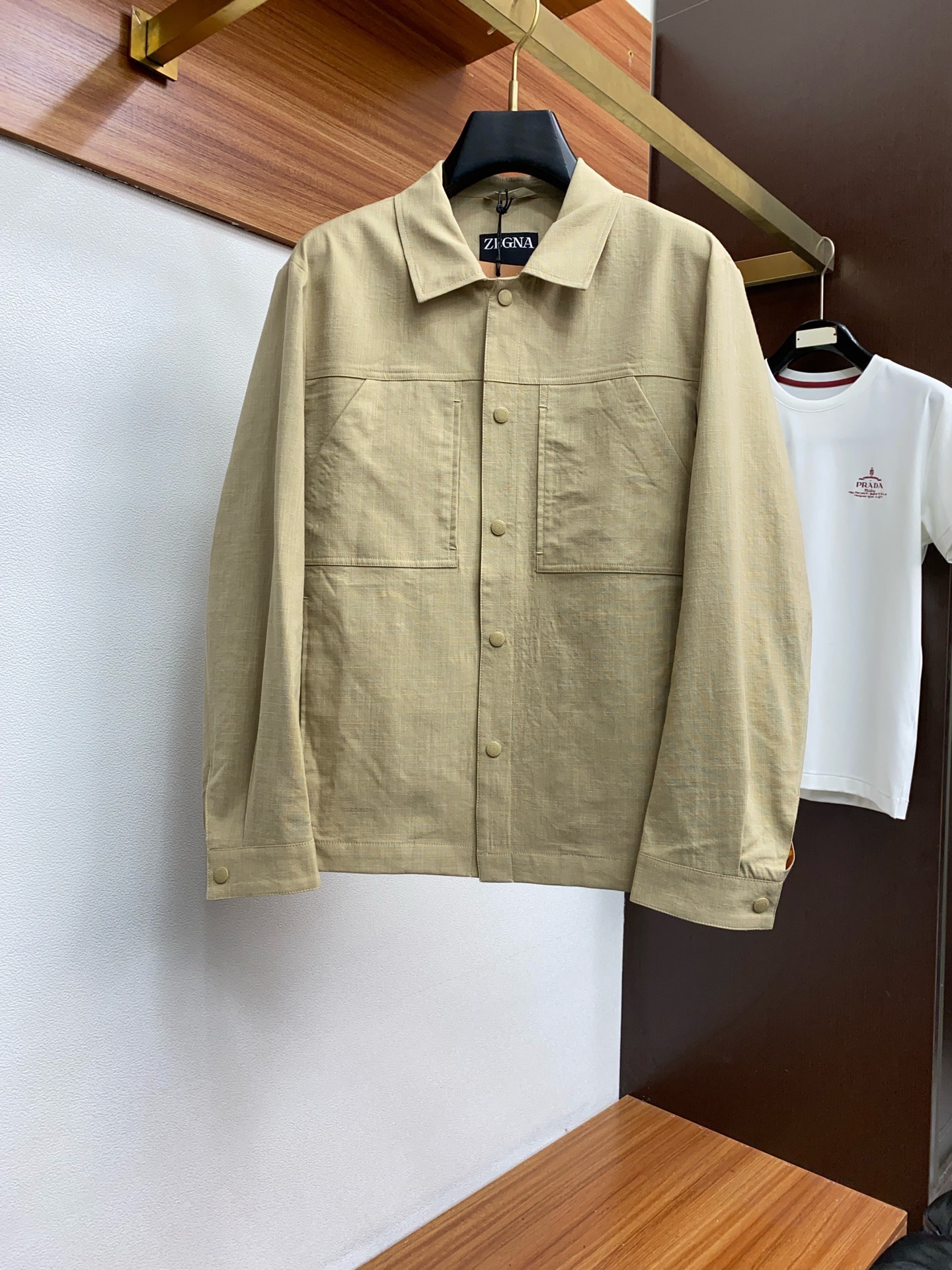 NO:135978,ZEGNA Jínia 2025 new men's jacket lapel stand collar, original single three-standard high-end version!  Stand-alone style, high-quality counter fabric, breathable and comfortable, impeccable details, brand elements design concept, cutting, exquisite workmanship and complex craftsmanship, professional purchasing grade reflects high quality. The feel is delicate and soft!  It is casually cut, with a great upper body style!  Original HS production code number M~XXXL, zegna, jackets & coats, jackets & coats, alexander wang19860909ZEGNA·杰尼亚 2025开秋新款男士夹克外套翻领立领,原单三标齐全高端版本！立领款式 高定专柜面料 透气舒适度高,细节无可挑剔,品牌元素设计理念,裁剪,做工考究工艺复杂,专业代购级体现高品质.手感细腻柔软！呈现休闲裁剪,上身版型超赞！ HS原单出品 码数M～XXXL,,zegna,jackets & coats,jackets & coats,alexander wang,Men's clothing