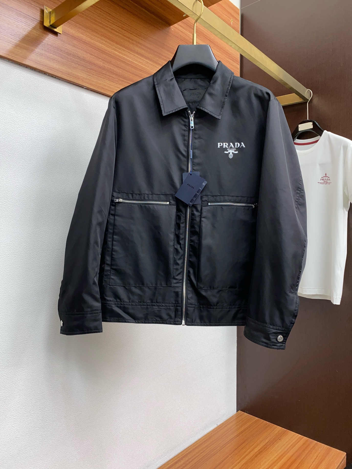 NO:131399,Prada's new spring jacket, the new product on the show is perfect, comfortable and warm, the three-standard complete colors and full and attractive, and the very outstanding design easily advances the sense of fashion. The workmanship is extremely exquisite and rigorous, and the wiring is neat and meticulous!  A masterpiece of a big-name designer!  The upper body doesn't look bloated and super handsome!  Spot code M ~ XXXL021,,prada,jackets & coats,jackets & coats,alexander wang19860909普拉达 春季新款夹克外套,秀场新品品相非常完美,舒适保暖,三标齐全色泽饱满诱人,非常出彩的设计,轻松将时髦感进阶,做工极为考究严谨,走线工整细致！大牌设计师巨作！上身不显臃肿、超级帅气！现货码数M ～ XXXL021,,prada,jackets & coats,jackets & coats,alexander wang,Men's clothing