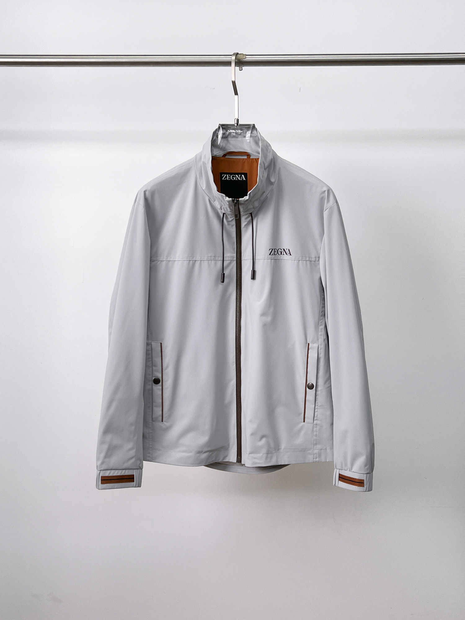 NO:130741,Jenia's new spring jacket for 2025, the new product on the show is perfect, comfortable and warm, the three standards have a complete color and full and attractive color, and the very outstanding design easily advances the sense of fashion, the workmanship is extremely exquisite and rigorous, and the wiring is neat and meticulous!  A masterpiece of a big-name designer!  The upper body doesn't look bloated and super handsome!  Spot code M ~ 3XL, zegna, jackets & coats, jackets & coats, alexander wang19860909杰尼亚 2025春季新款夹克外套,秀场新品品相非常完美,舒适保暖,三标齐全色泽饱满诱人,非常出彩的设计,轻松将时髦感进阶,做工极为考究严谨,走线工整细致！大牌设计师巨作！上身不显臃肿、超级帅气！现货码数M ～ 3XL,,zegna,jackets & coats,jackets & coats,alexander wang,Men's clothing