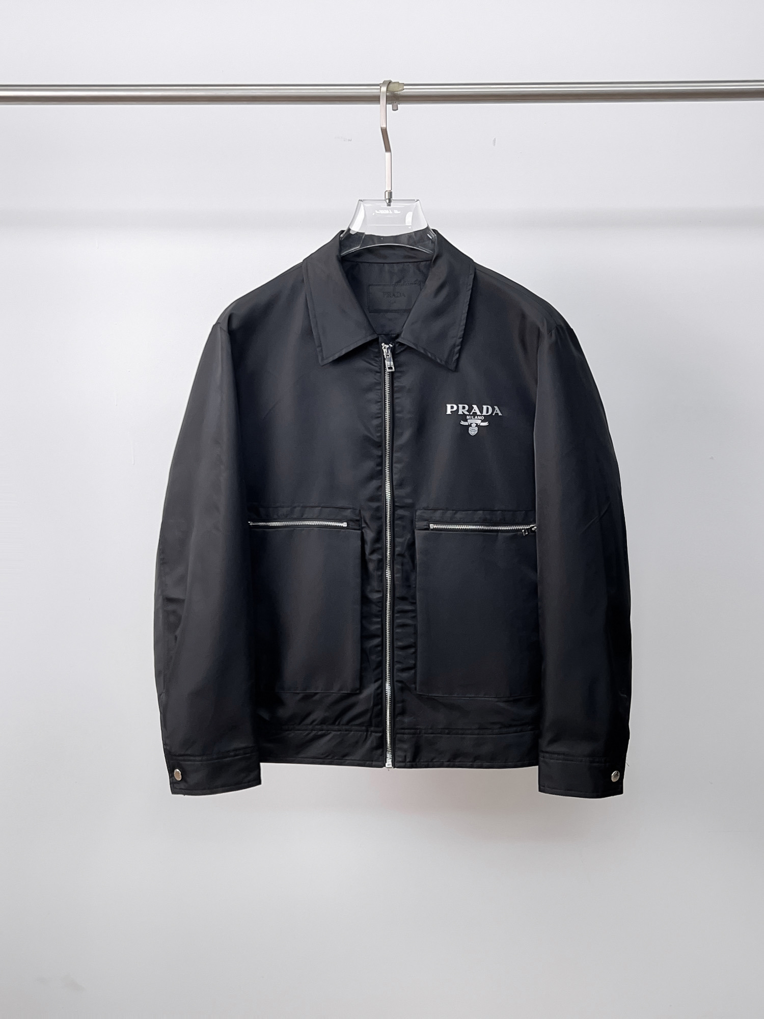 NO:130744,Prada's new spring jacket 2025, the new product on the show is perfect, comfortable and warm, the three standards have a complete color and full and attractive color, and the very outstanding design easily advances the sense of fashion, the workmanship is extremely exquisite and rigorous, and the wiring is neat and meticulous!  A masterpiece of a big-name designer!  The upper body doesn't look bloated and super handsome!  Spot code M ~ 3XL,,prada,jackets & coats,jackets & coats,alexander wang19860909普拉达 2025春季新款夹克外套,秀场新品品相非常完美,舒适保暖,三标齐全色泽饱满诱人,非常出彩的设计,轻松将时髦感进阶,做工极为考究严谨,走线工整细致！大牌设计师巨作！上身不显臃肿、超级帅气！现货码数M ～ 3XL,,prada,jackets & coats,jackets & coats,alexander wang,Men's clothing