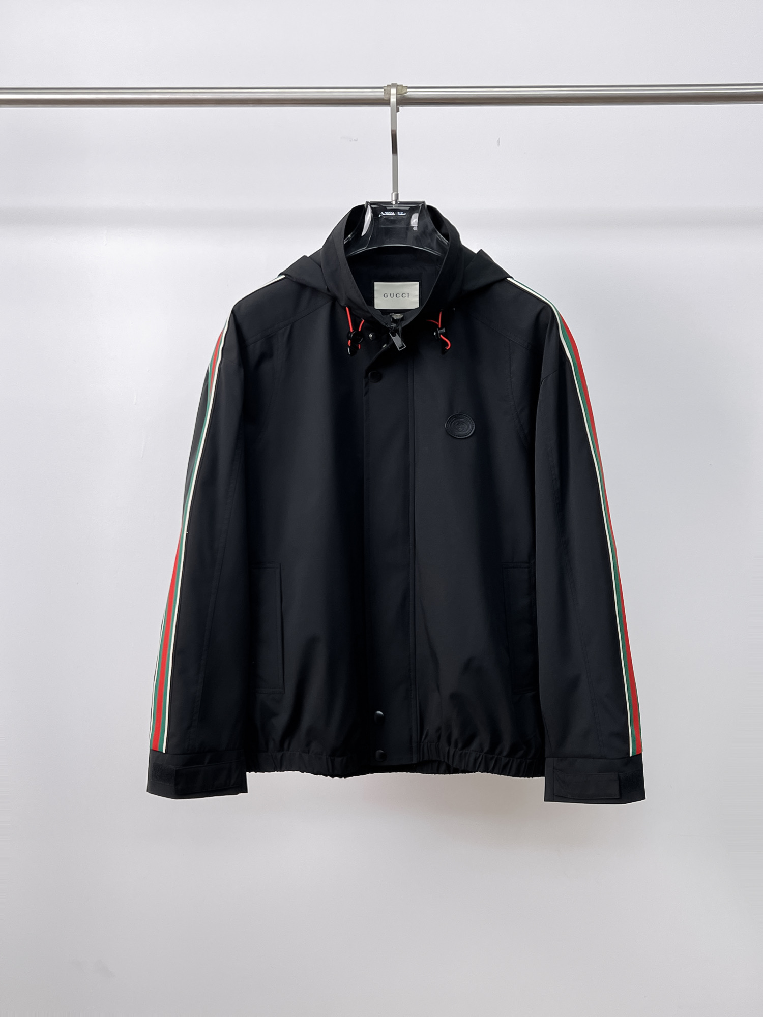 NO:130747,Guqi 2025 spring new jacket jacket, the new product on the show is perfect, comfortable and warm, the three standards are complete in color and full and attractive, and the very outstanding design easily advances the sense of fashion, the workmanship is extremely exquisite and rigorous, and the wiring is neat and meticulous!  A masterpiece of a big-name designer!  The upper body doesn't look bloated and super handsome!  Spot code M ~ 3XL,,jackets & coats,jackets & coats,alexander wang19860909古奇 2025春季新款夹克外套,秀场新品品相非常完美,舒适保暖,三标齐全色泽饱满诱人,非常出彩的设计,轻松将时髦感进阶,做工极为考究严谨,走线工整细致！大牌设计师巨作！上身不显臃肿、超级帅气！现货码数M ～ 3XL,,jackets & coats,jackets & coats,alexander wang,Men's clothing