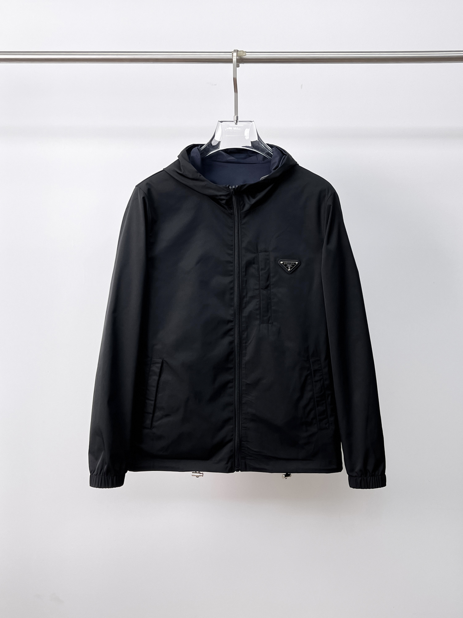 NO:130751,Prada double-sided wear, 2025 spring new jacket jacket, the new product on the show is perfect, comfortable and warm, the three-standard complete colors and full and attractive, and the very outstanding design easily advances the sense of fashion, the workmanship is extremely exquisite and rigorous, and the wiring is neat and meticulous!  A masterpiece of a big-name designer!  The upper body doesn't look bloated and super handsome!  Spot code M ~ 3XL,,prada,jackets & coats,jackets & coats,alexander wang19860909普拉达 双面穿,2025春季新款夹克外套,秀场新品品相非常完美,舒适保暖,三标齐全色泽饱满诱人,非常出彩的设计,轻松将时髦感进阶,做工极为考究严谨,走线工整细致！大牌设计师巨作！上身不显臃肿、超级帅气！现货码数M ～ 3XL,,prada,jackets & coats,jackets & coats,alexander wang,Men's clothing