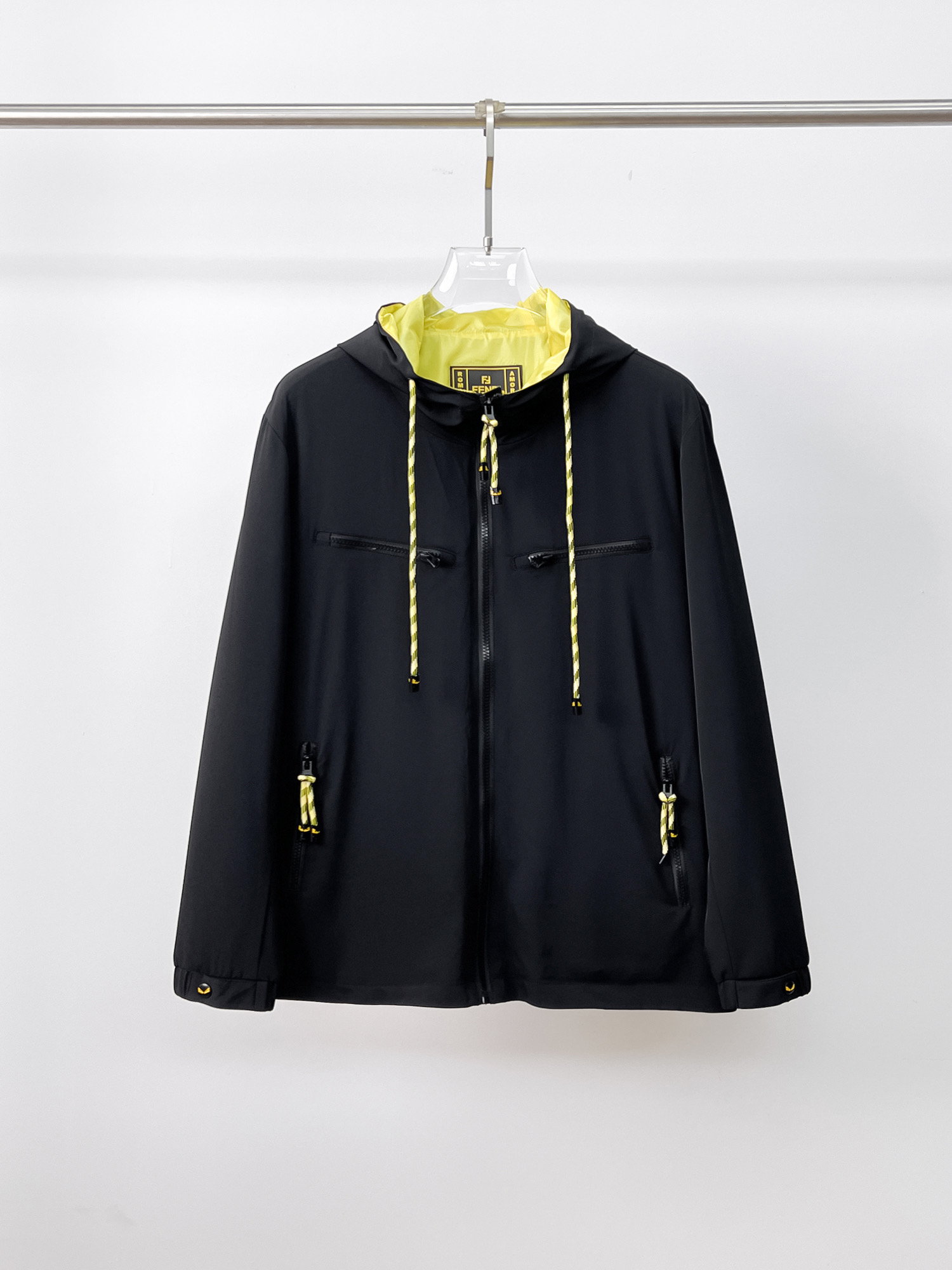 NO:130753,Fendi 2025 spring new jacket jacket, the new product on the show is perfect, comfortable and warm, the three standards are complete in color and full and attractive, and the very outstanding design easily advances the sense of fashion, the workmanship is extremely exquisite and rigorous, and the wiring is neat and meticulous!  A masterpiece of a big-name designer!  The upper body doesn't look bloated and super handsome!  Spot code M ~ 3XL,,fendi,jackets & coats,jackets & coats,alexander wang19860909芬迪 2025春季新款夹克外套,秀场新品品相非常完美,舒适保暖,三标齐全色泽饱满诱人,非常出彩的设计,轻松将时髦感进阶,做工极为考究严谨,走线工整细致！大牌设计师巨作！上身不显臃肿、超级帅气！现货码数M ～ 3XL,,fendi,jackets & coats,jackets & coats,alexander wang,Men's clothing