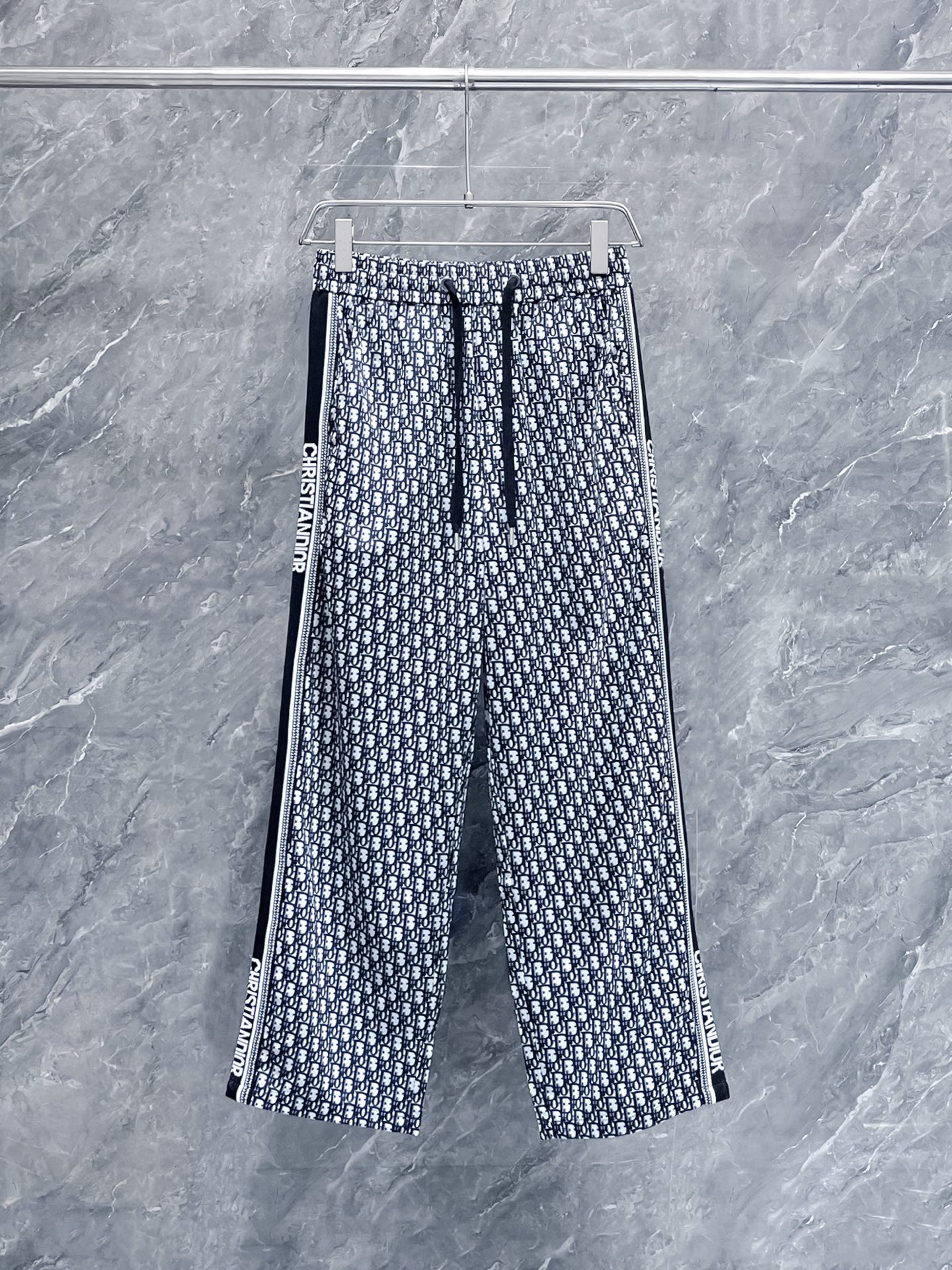 NO:124425,Dior 2025 spring new casual pants! The official website is released simultaneously. The brand's classic LOGO casual pants, customized fabric, excellent comfort and strong hand touch. The work is highly conscious and the perfect quality craftsmanship. Size M-3XL, dior, alexander wang19860909迪奥 2025春季新款休闲裤！官网同步发售.品牌经典LOGO休闲裤,定制面料,舒适度极好,手触感 烈.辦识度极高,完美品相工艺.尺码M-3XL,,dior,alexander wang,Men's clothing