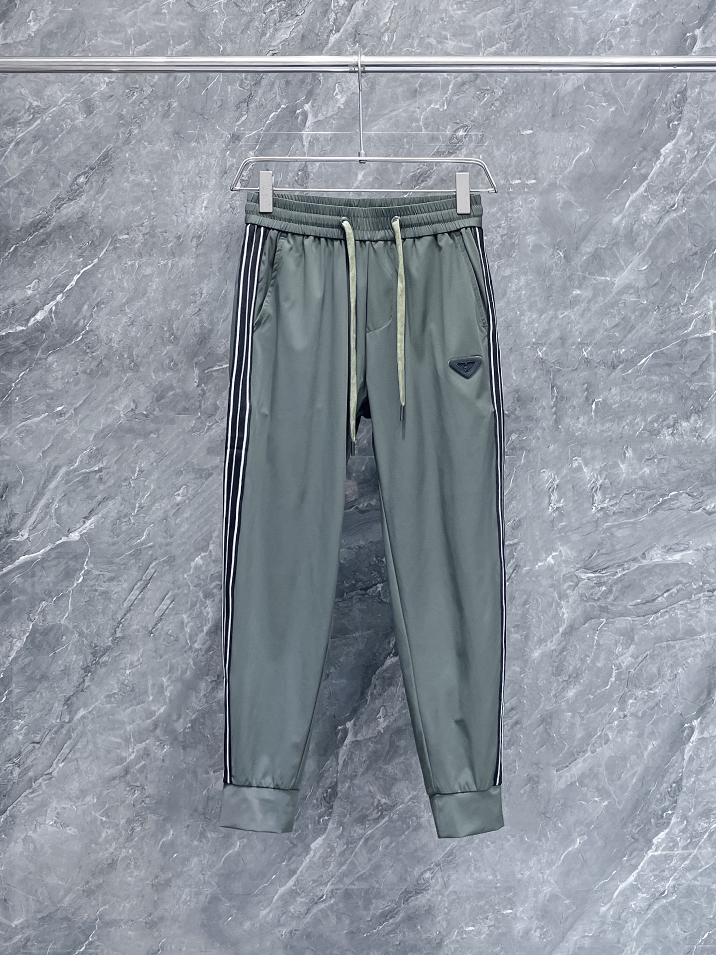 NO:124414,Prada 2025 spring new casual pants! The official website is released simultaneously. The brand's classic LOGO casual pants, customized fabric, excellent comfort and strong hand touch. The work is highly conscious and the perfect quality craftsmanship. Size M-3XL, prada, alexander wang19860909普拉达 2025春季新款休闲裤！官网同步发售.品牌经典LOGO休闲裤,定制面料,舒适度极好,手触感 烈.辦识度极高,完美品相工艺.尺码M-3XL,,prada,alexander wang,Men's clothing