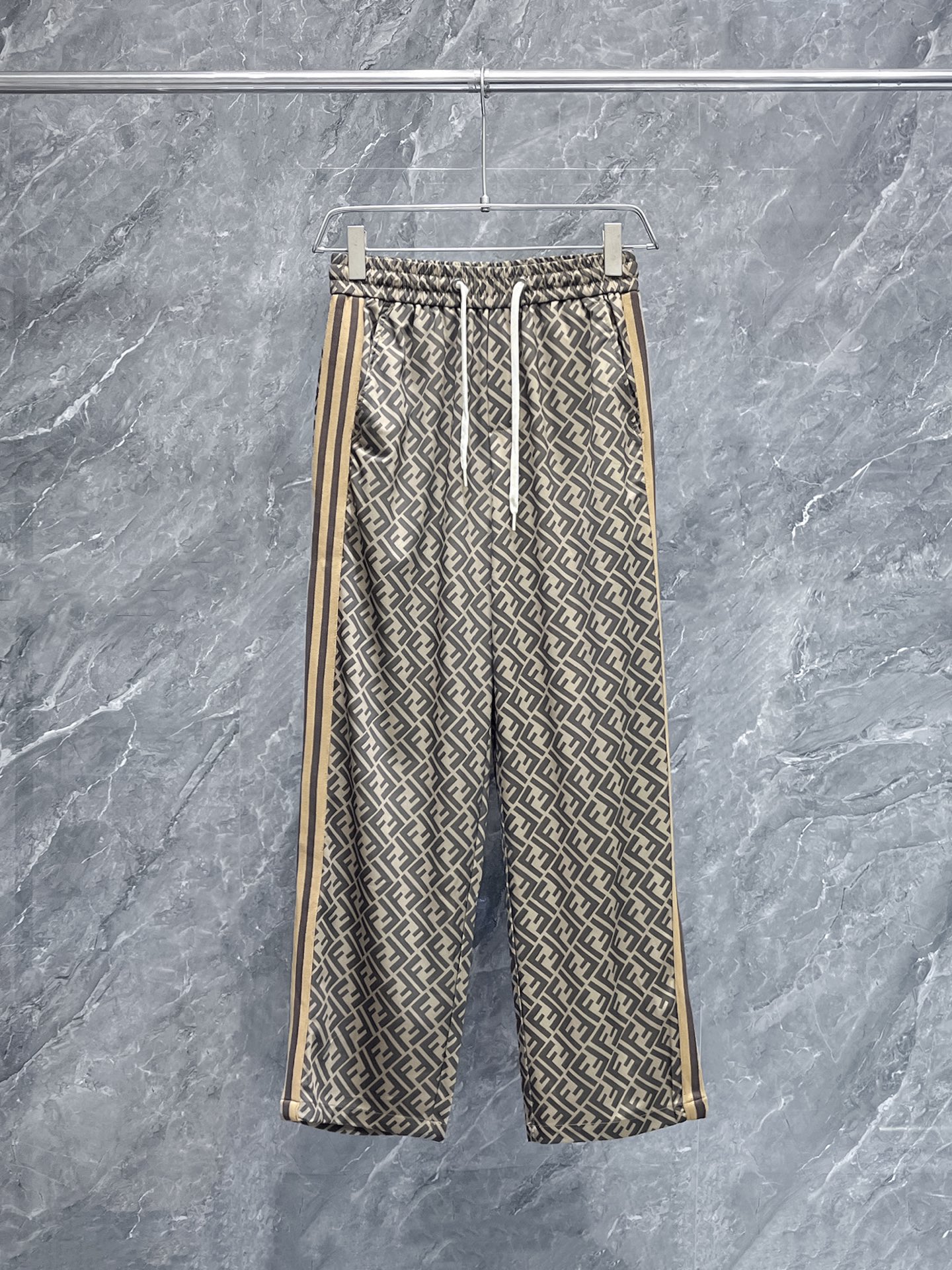 NO:124420,Fendi Spring 2025 new casual pants! The official website is released simultaneously. The brand's classic LOGO casual pants, customized fabric, excellent comfort and strong hand touch. The work is extremely sensitive and the perfect quality craftsmanship. Size M-3XL, fendi, alexander wang19860909芬迪 2025春季新款休闲裤！官网同步发售.品牌经典LOGO休闲裤,定制面料,舒适度极好,手触感 烈.辦识度极高,完美品相工艺.尺码M-3XL,,fendi,alexander wang,Men's clothing