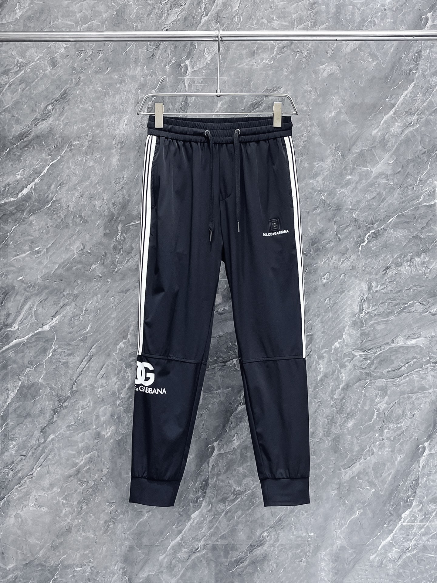 NO:124418,Dolce & Gabbana Spring 2025 new casual pants! The official website is released simultaneously. The brand's classic LOGO casual pants, customized fabric, excellent comfort and strong hand touch. The work is highly conscious and the perfect quality craftsmanship. Size M-3XL, Dolce & Gabbana, alexander wang19860909杜嘉班纳 2025春季新款休闲裤！官网同步发售.品牌经典LOGO休闲裤,定制面料,舒适度极好,手触感 烈.辦识度极高,完美品相工艺.尺码M-3XL,,Dolce&Gabbana,alexander wang,Men's clothing